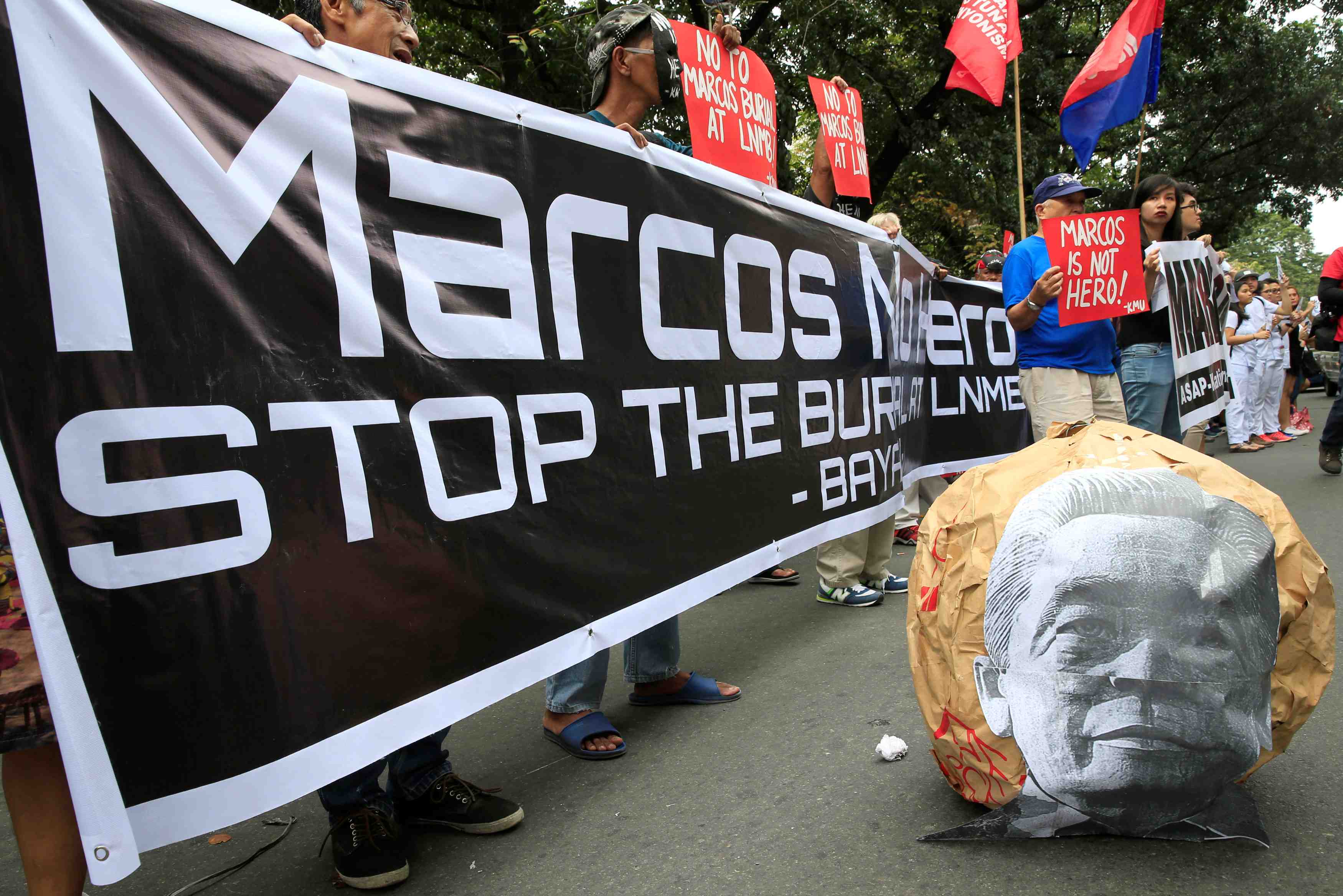 Marcos enterre aux philippines avec les honneurs
