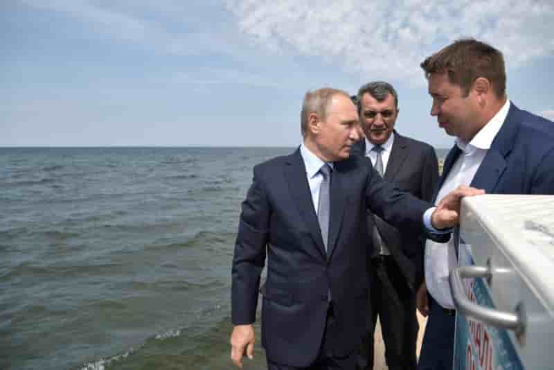Poutine, torse nu au bord d'un lac de siberie