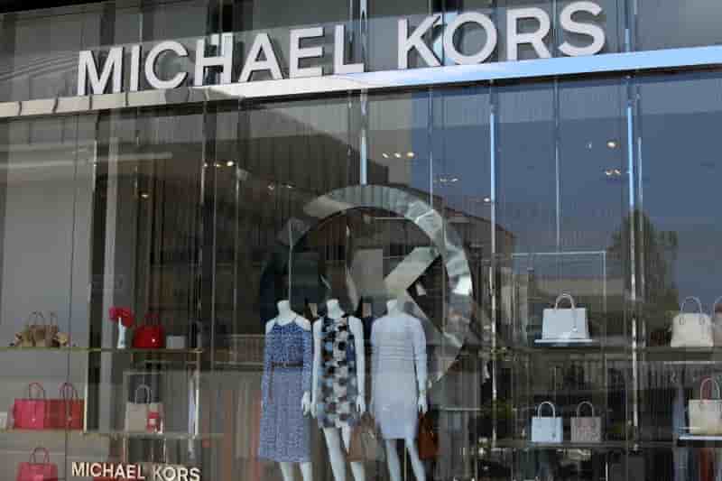 Jimmy choo pese sur les resultats de michael kors, le titre chutein la jolla