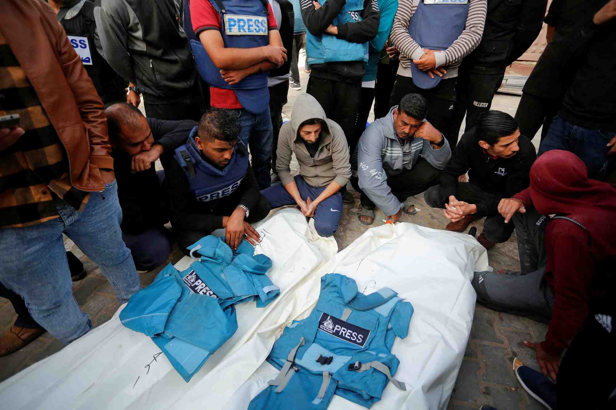 Des palestiniens pleurent les journalistes hassouna sleem et sary mansour