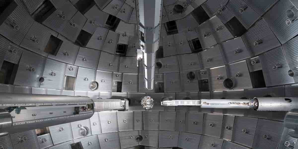 Vue sur l'intérieur de la chambre d'expériences où est placée une minuscule cible qui doit être bombardée par une centaine de faisceaux lasers.