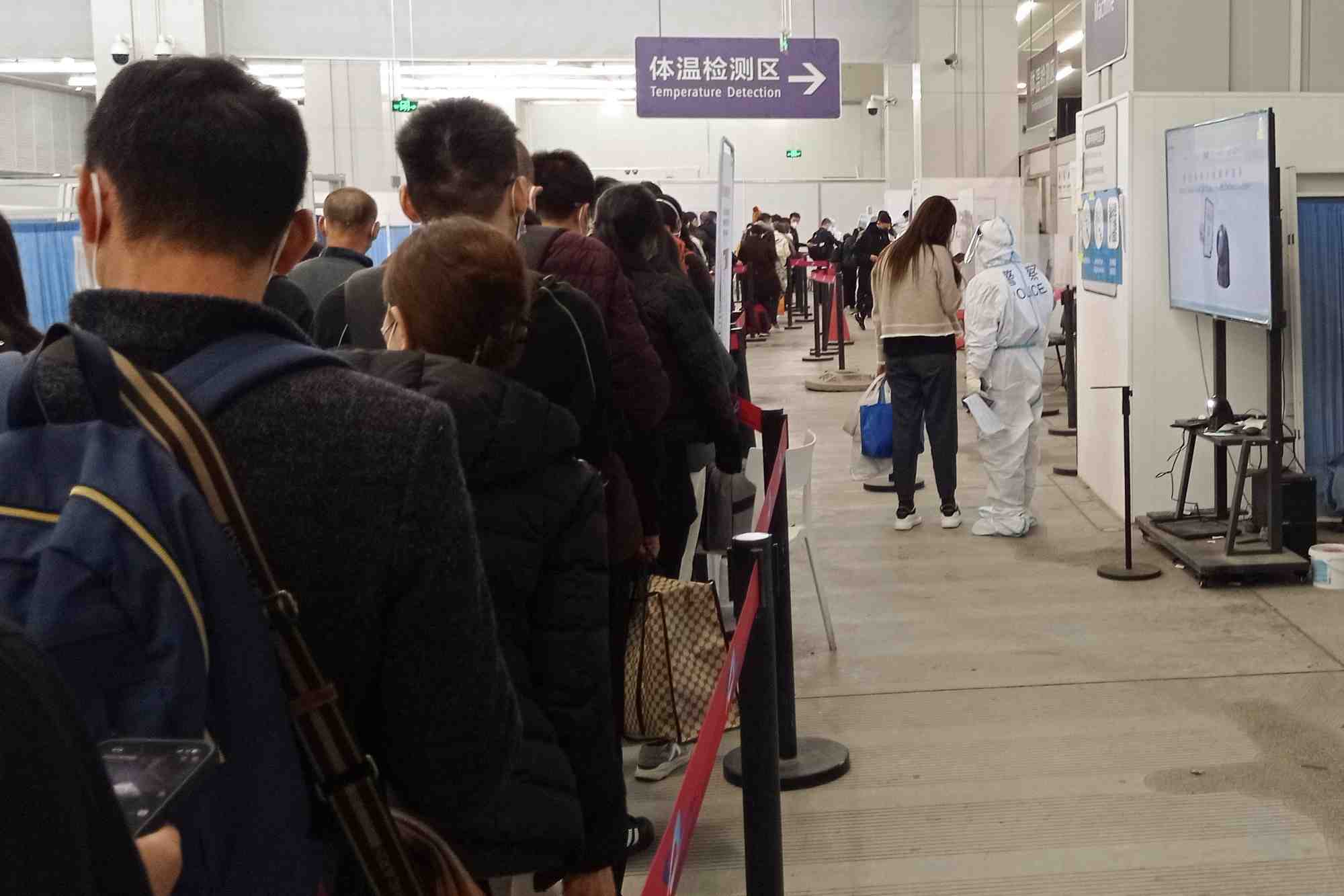 Photo des passagers qui font la queue a l'aeroport de chengdu, en chine