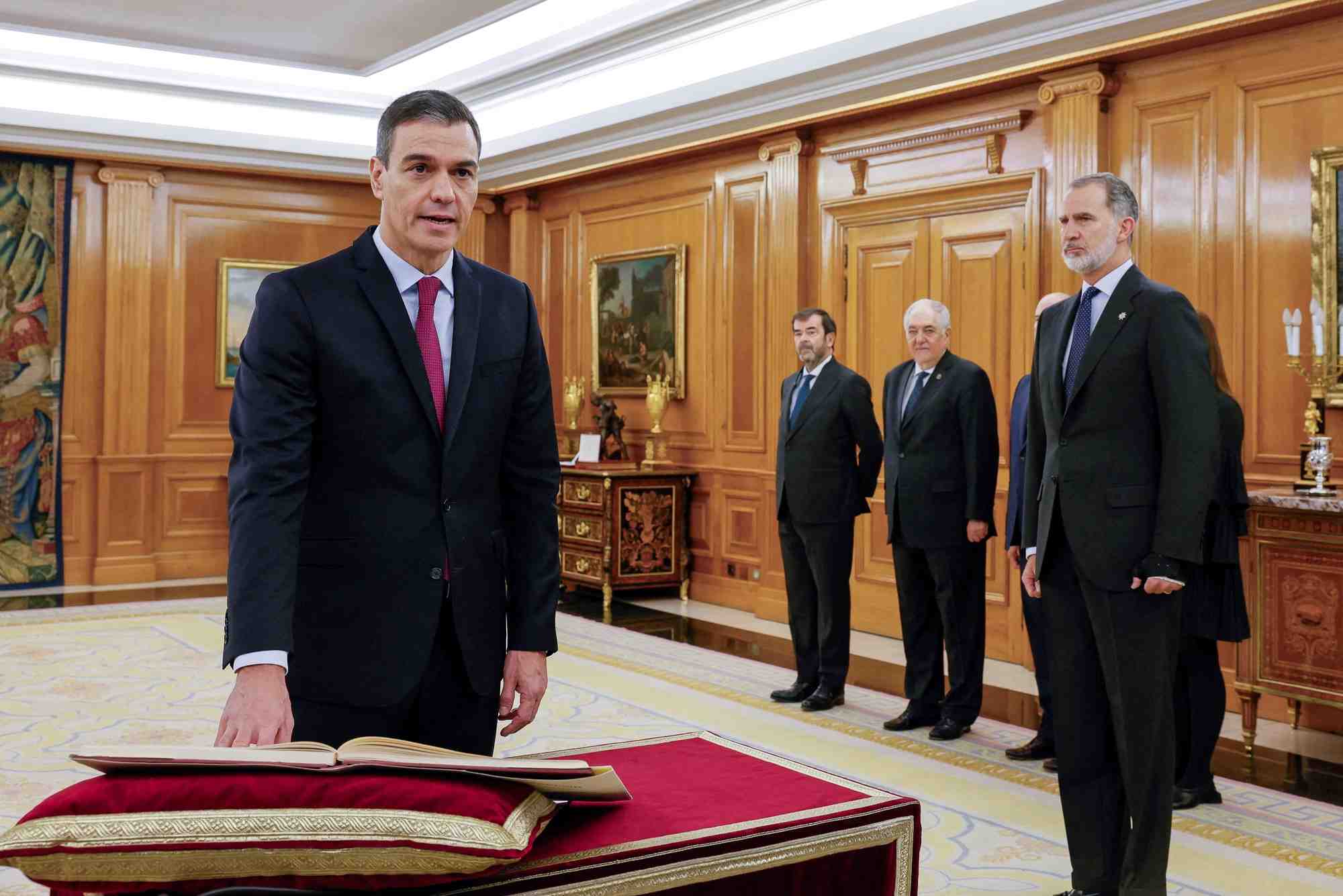 Le premier ministre espagnol pedro sanchez prete serment au palais de la zarzuela a madrid