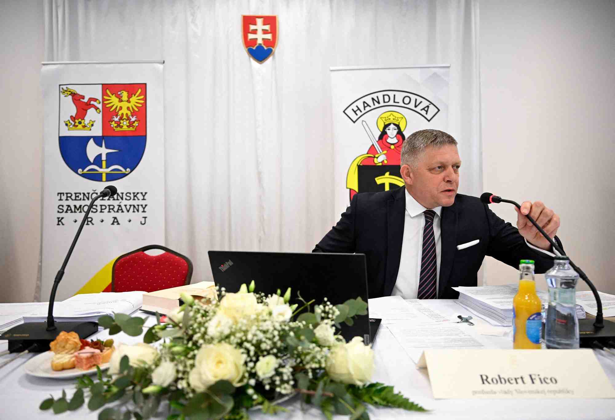 Robert fico lors d'une reunion du gouvernement, a handlova