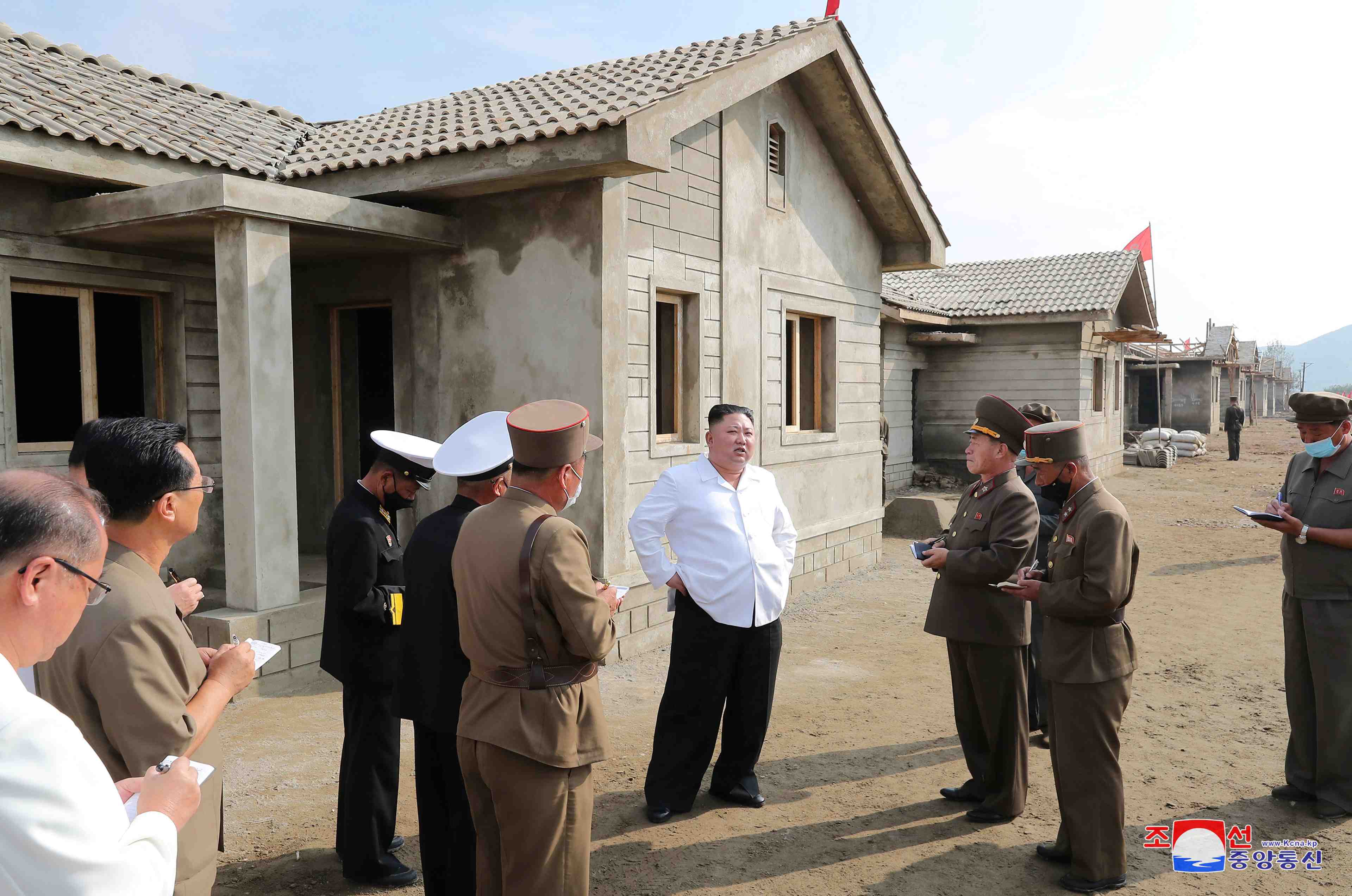 Coree du nord: kim jong-un inspecte une zone touchee par les inondations