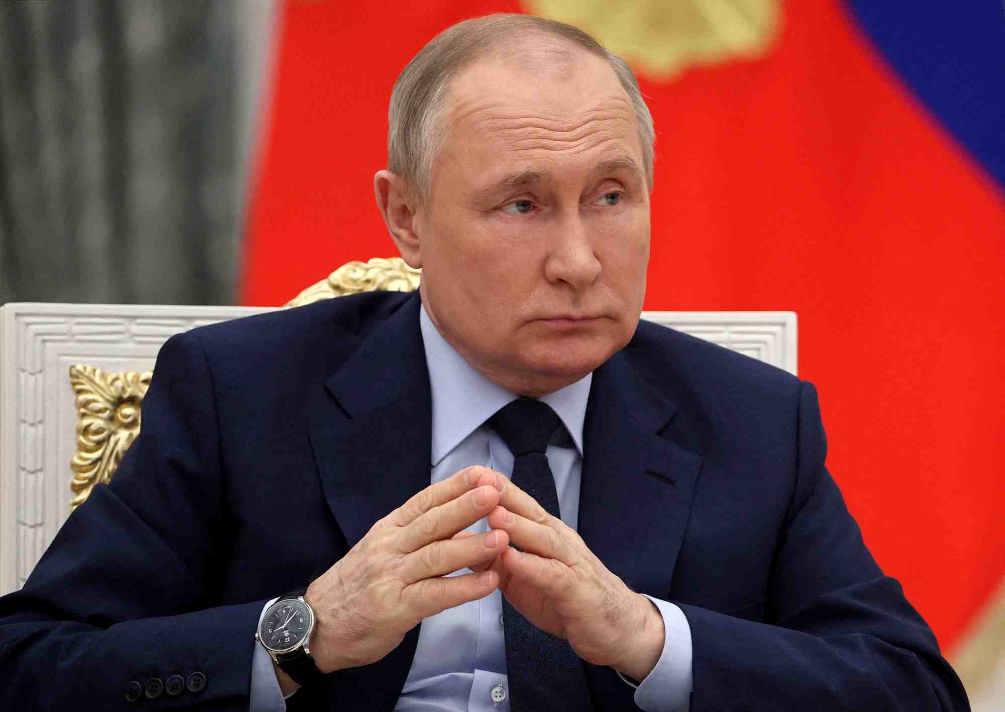 Poutine revendique la victoire a marioupol, l'ukraine conteste