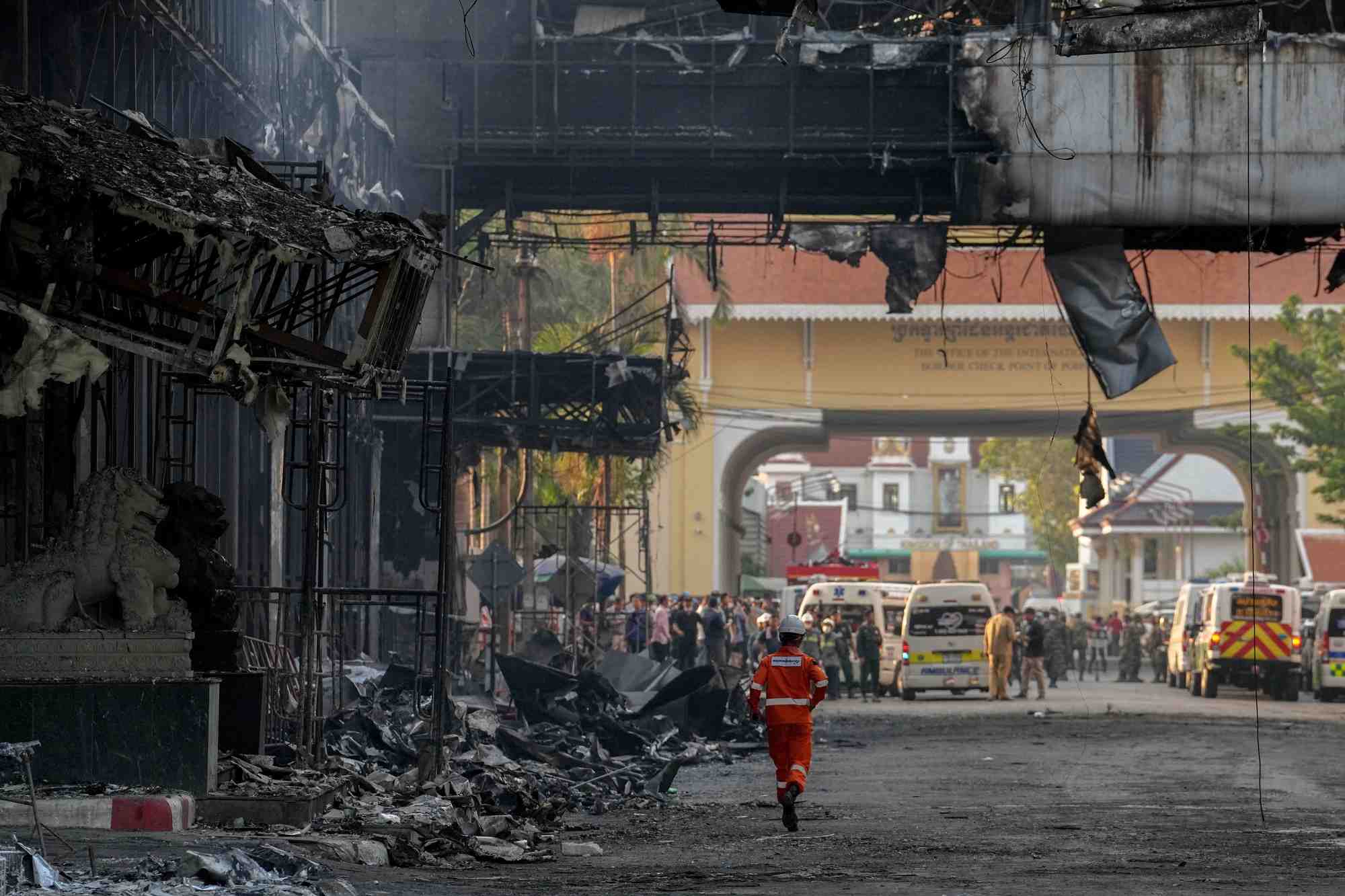 Des sauveteurs thailandais et cambodgiens se rassemblent devant l'hotel-casino grand diamond apres un incendie qui a fait au moins 10 morts et des dizaines de blesses a poipet