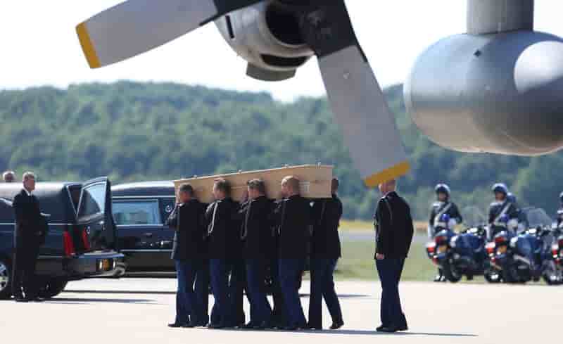 Les premiers corps des victimes du vol MH17 sont aux Pays-Bas