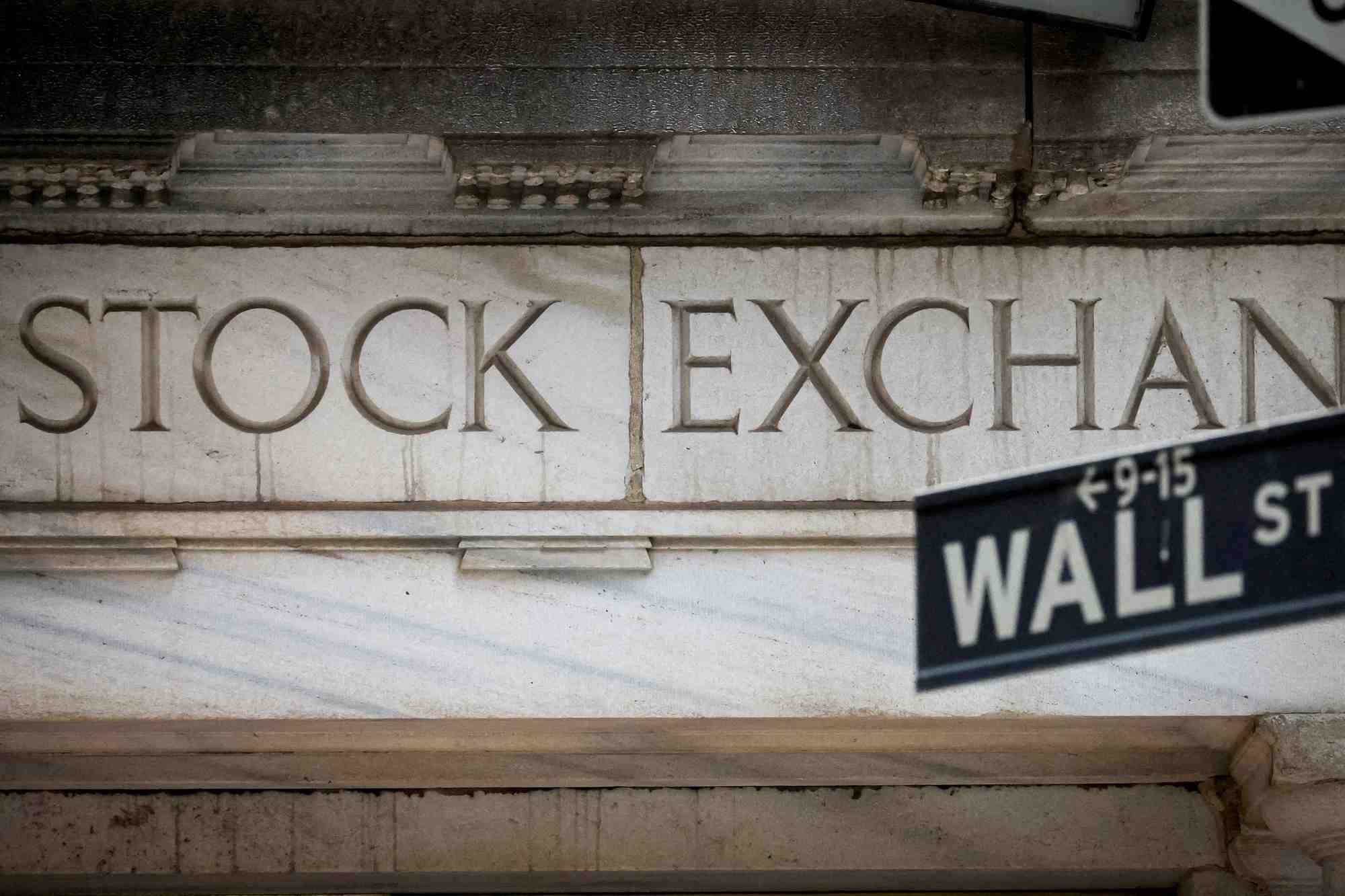 L'entree de wall street a la bourse de new york (nyse)