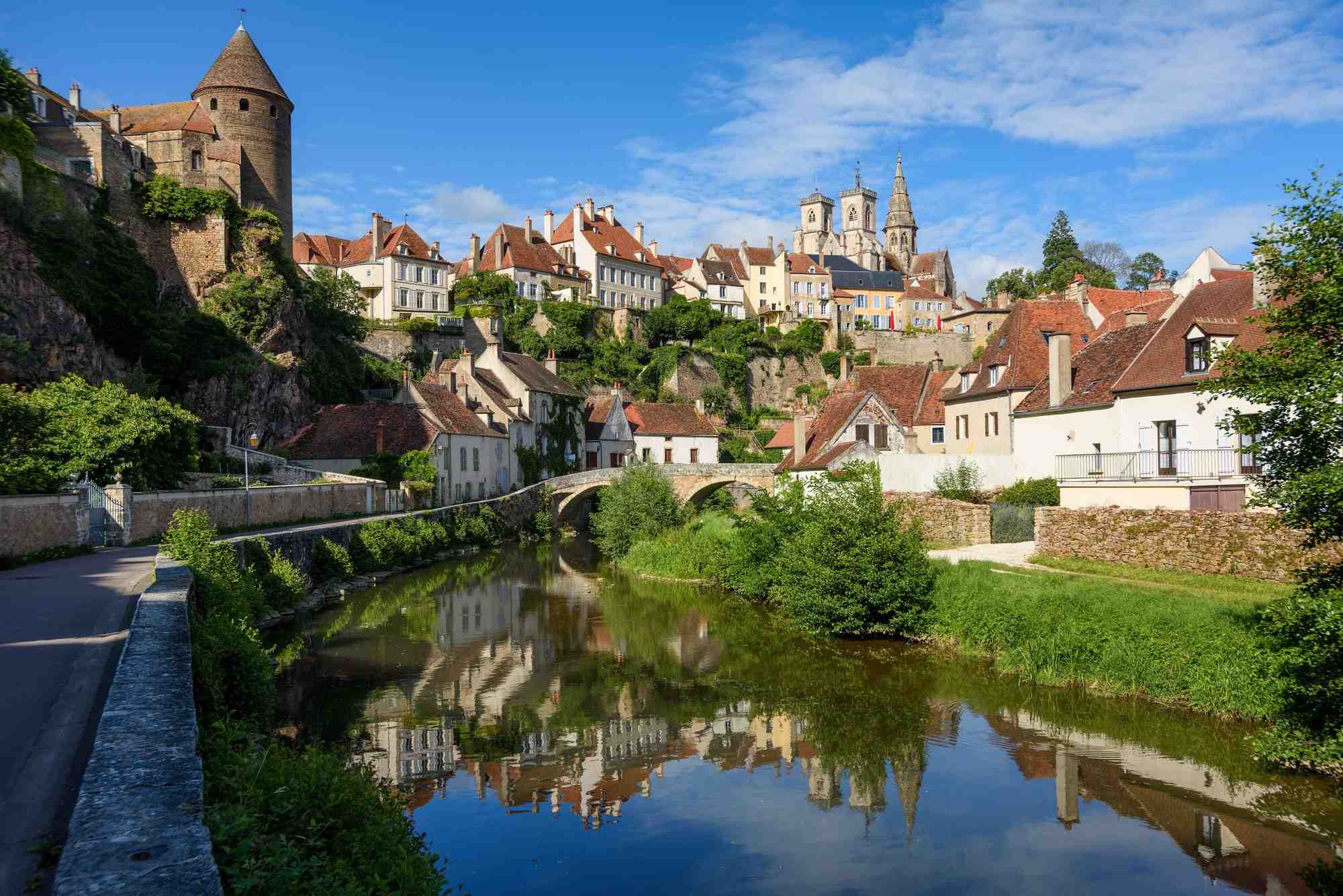 Paysage de Semur-en-Auxois, en Bourgogne @Boris Stroujko (BFC Tourisme)