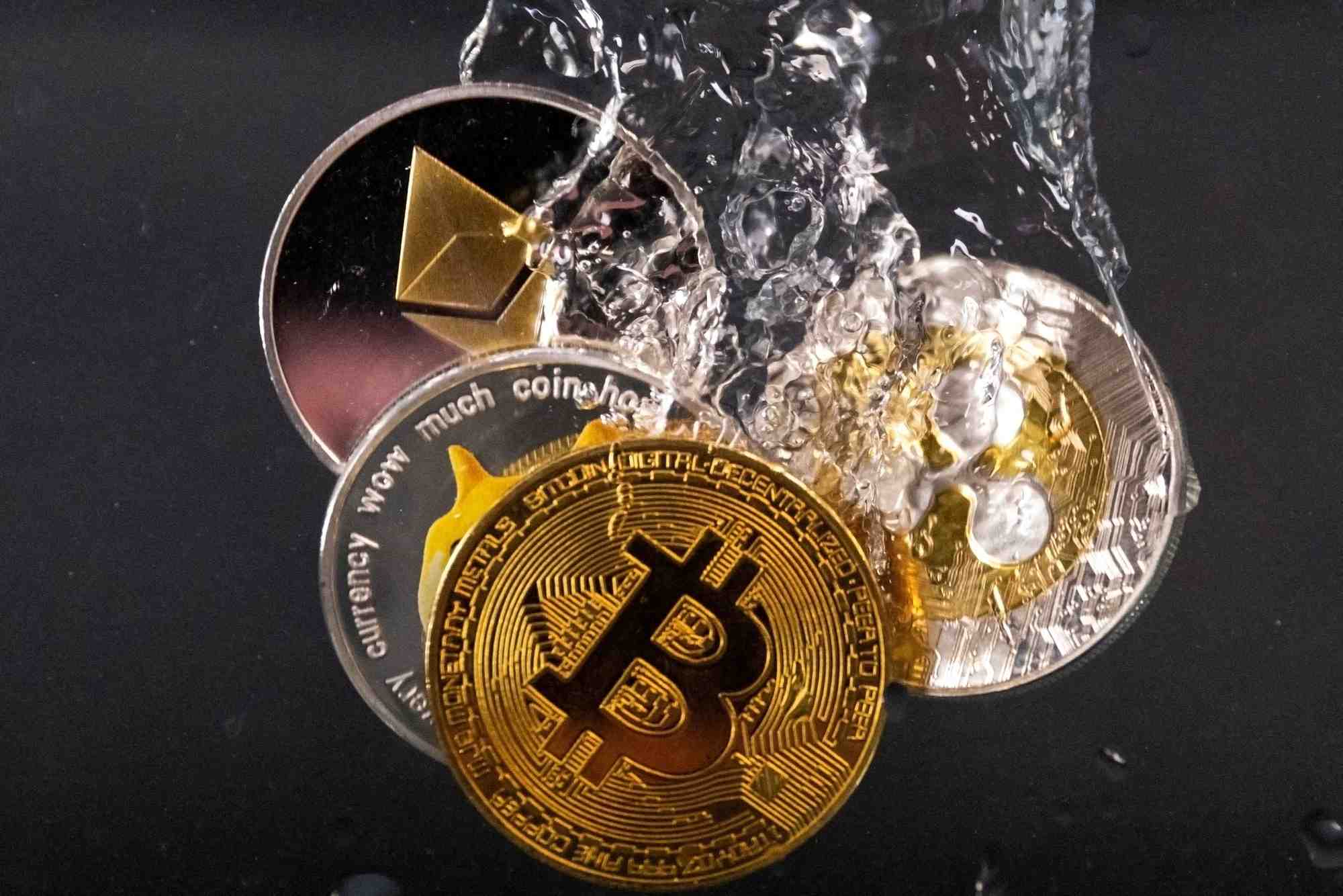 Photo d'illustration d'archives de jetons representant les reseaux de crypto-monnaies bitcoin, ethereum, dogecoin et ripple