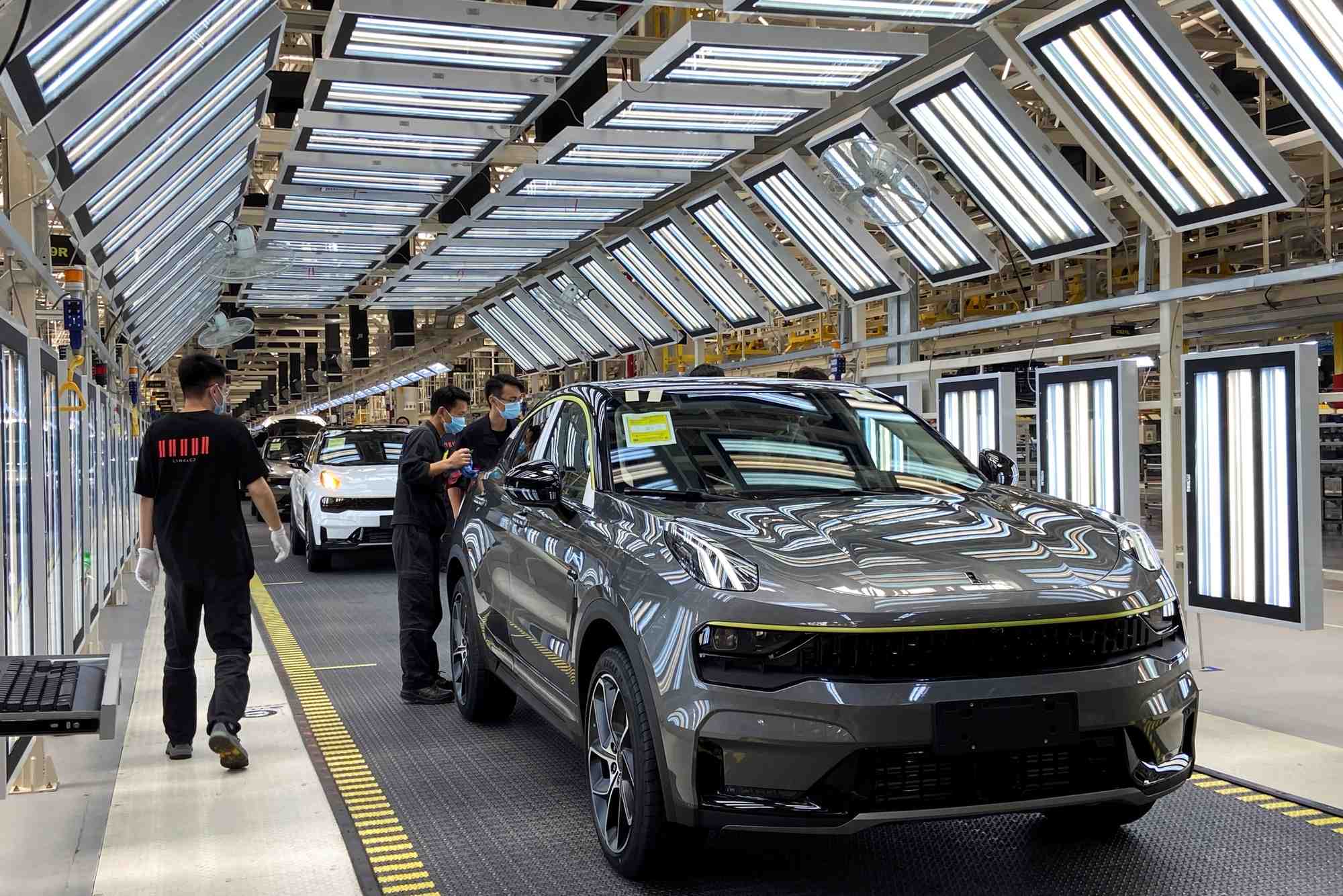 Des employes travaillent sur une chaine de production de voitures lynk & co a ningbo