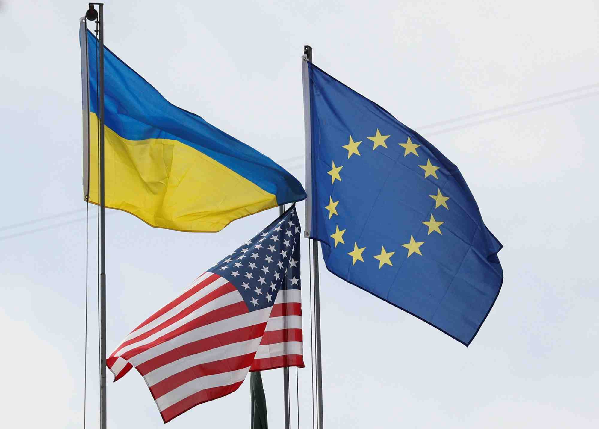 Les drapeaux de l'union europeenne, de l'ukraine et des etats-unis flottent dans le centre de kyiv