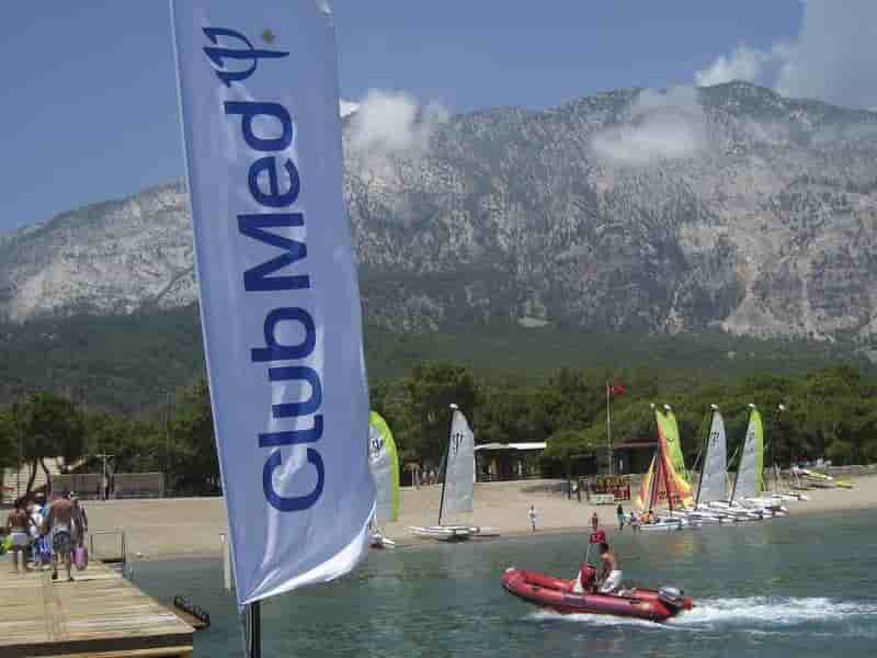 Le fn critique le passage du club med sous controle chinois