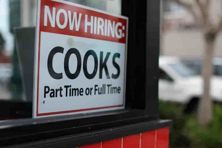 Usa: le taux de chomage baisse, les salaires accelerent