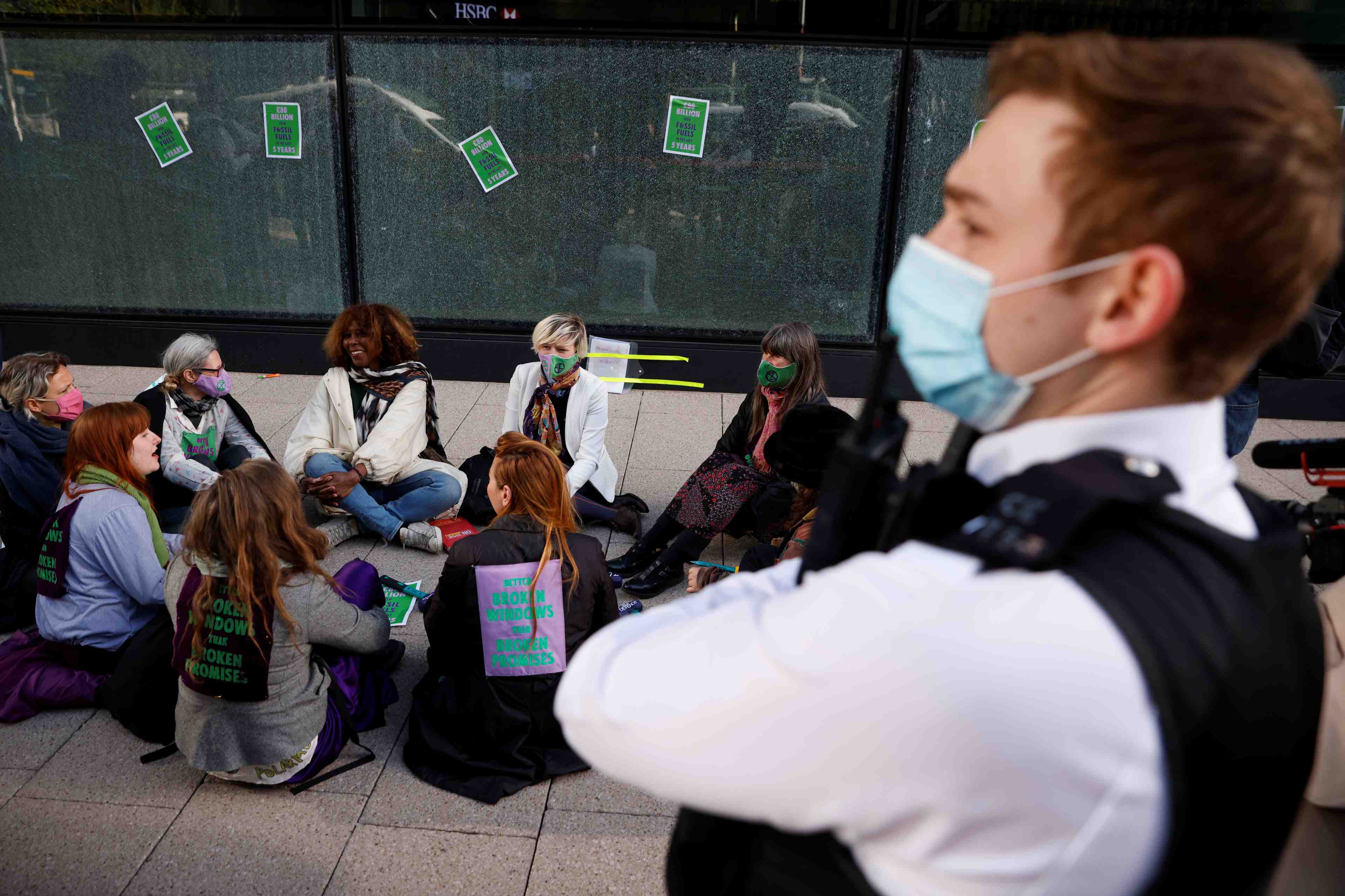 Climat: extinction rebellion s'en prend au siege londonien de hbsc