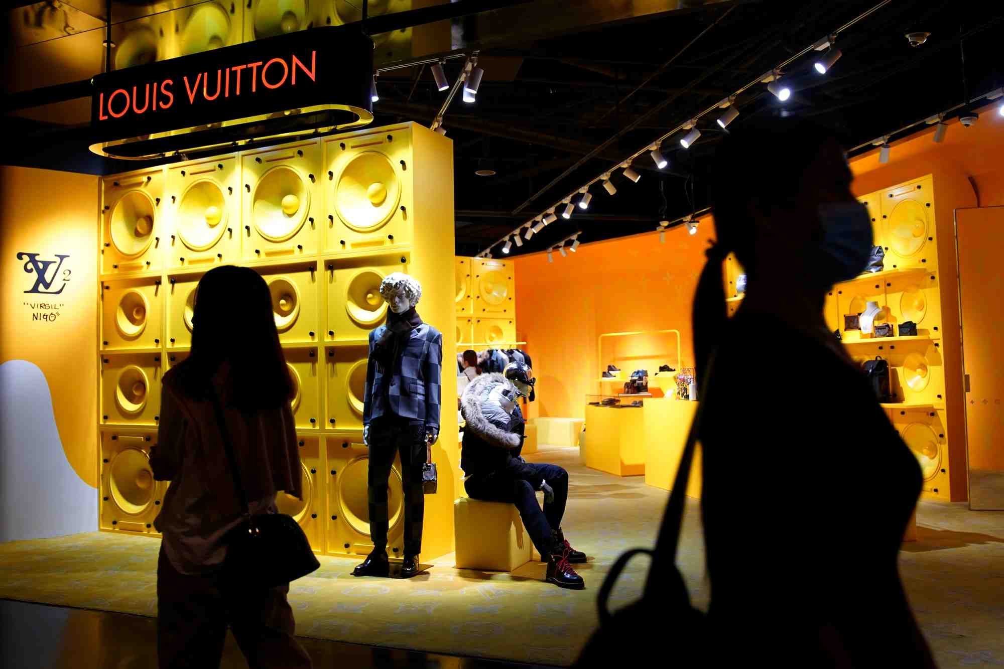 Des clients passent devant un magasin louis vuitton dans un centre commercial de pekin