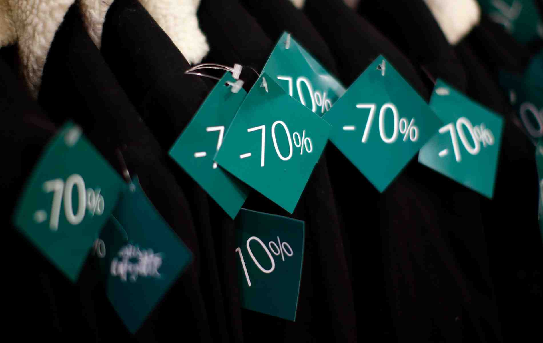 Les soldes ont initialement été pensés pour permettre aux commerçants d'écouler leur stock de marchandises pour leur permettre d'installer leur nouvelle collection.
