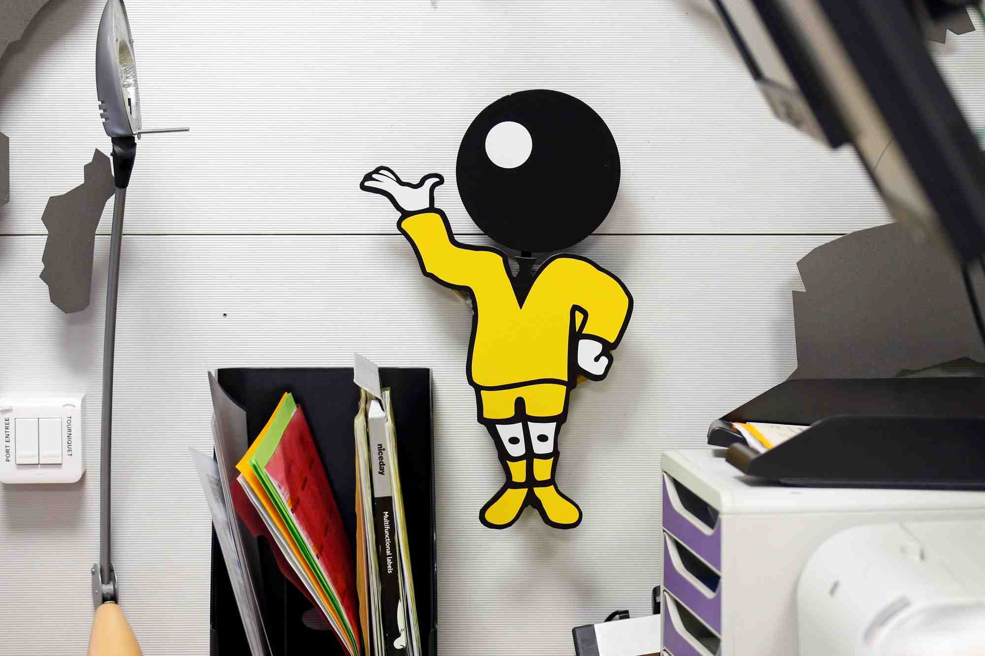 Le logo bic est visible a la reception de l'usine de stylos a bille bic a montevrain