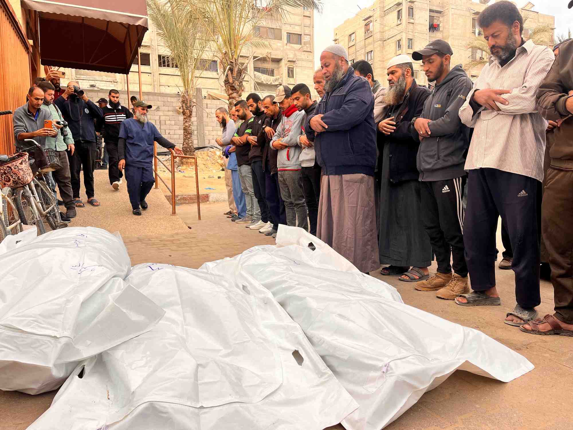 Les habitants de gaza pleurent leurs proches tues dans les frappes israeliennes