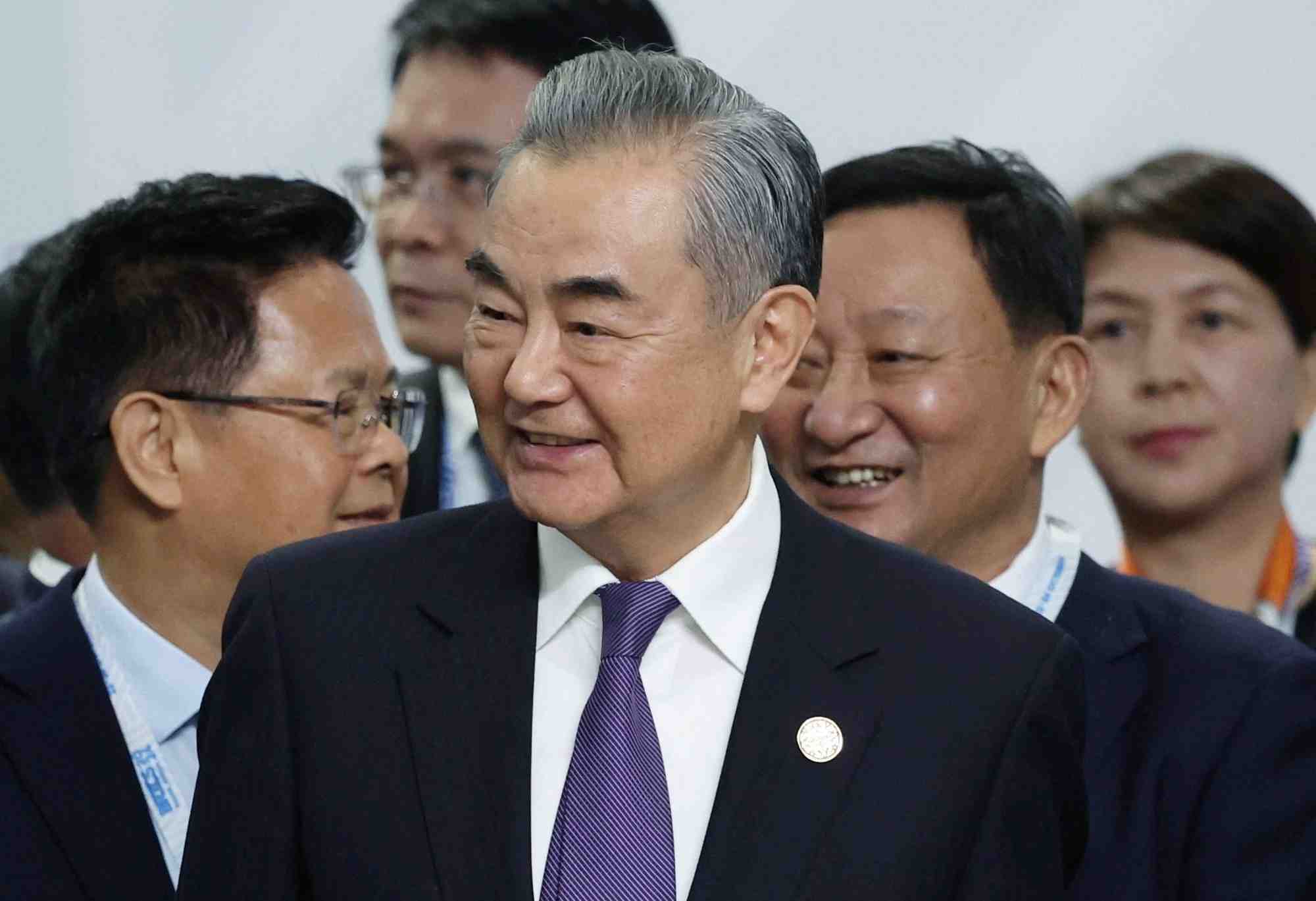 Le chef de la diplomatie chinoise, Wang Yi, entame ce lundi une tournée européenne qui le mènera à Bruxelles, Paris et Berlin.