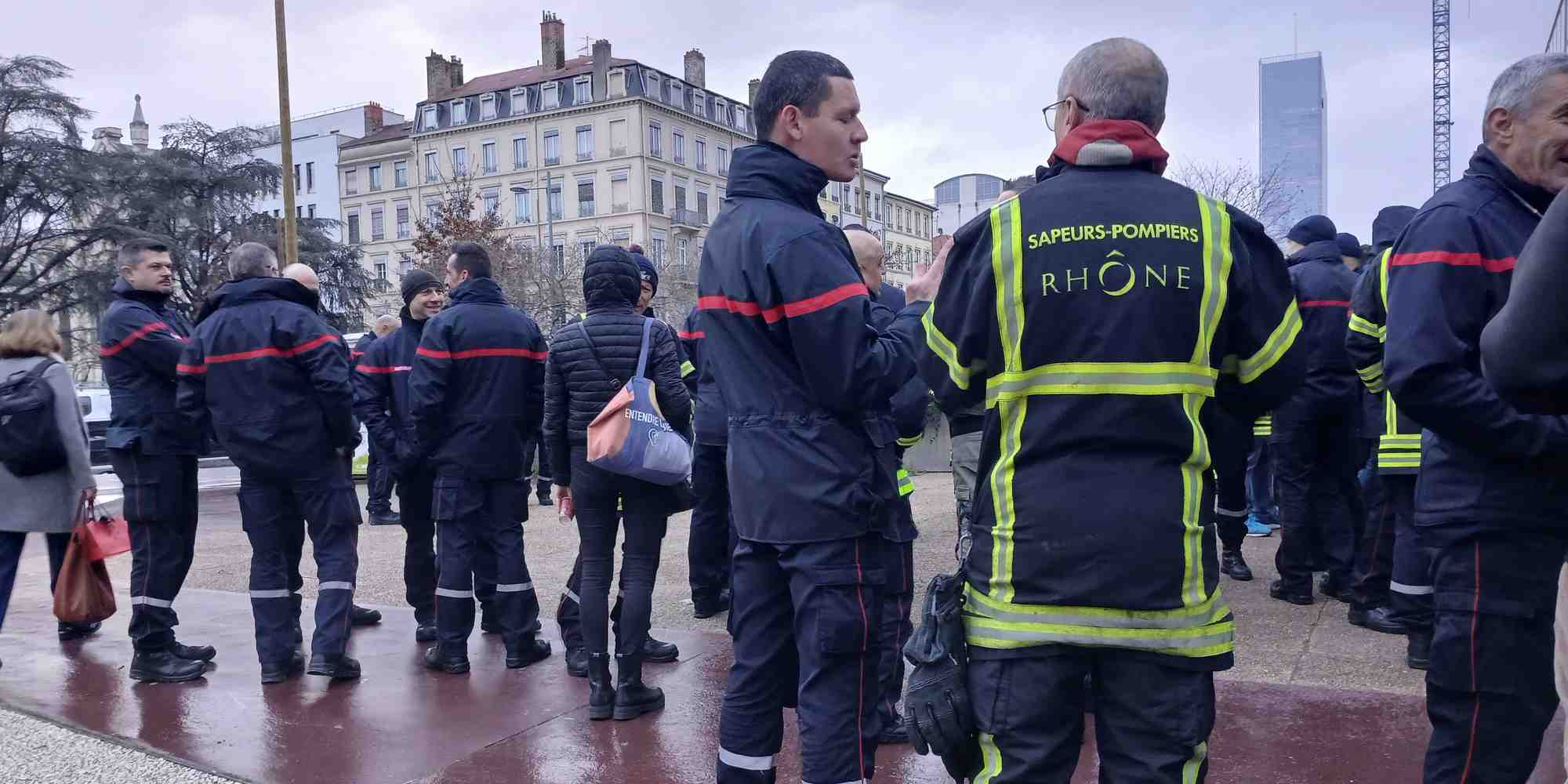 Mobilisés depuis le 1er octobre 2024, les sapeurs-pompiers du Rhône poursuivent le mouvement et attendent la position de l'Etat à l'issue du Beauvau de la sécurité civile, initié par Gérald Darmanin l'année dernière, et que les gouvernements successifs se sont engagés à poursuivre.