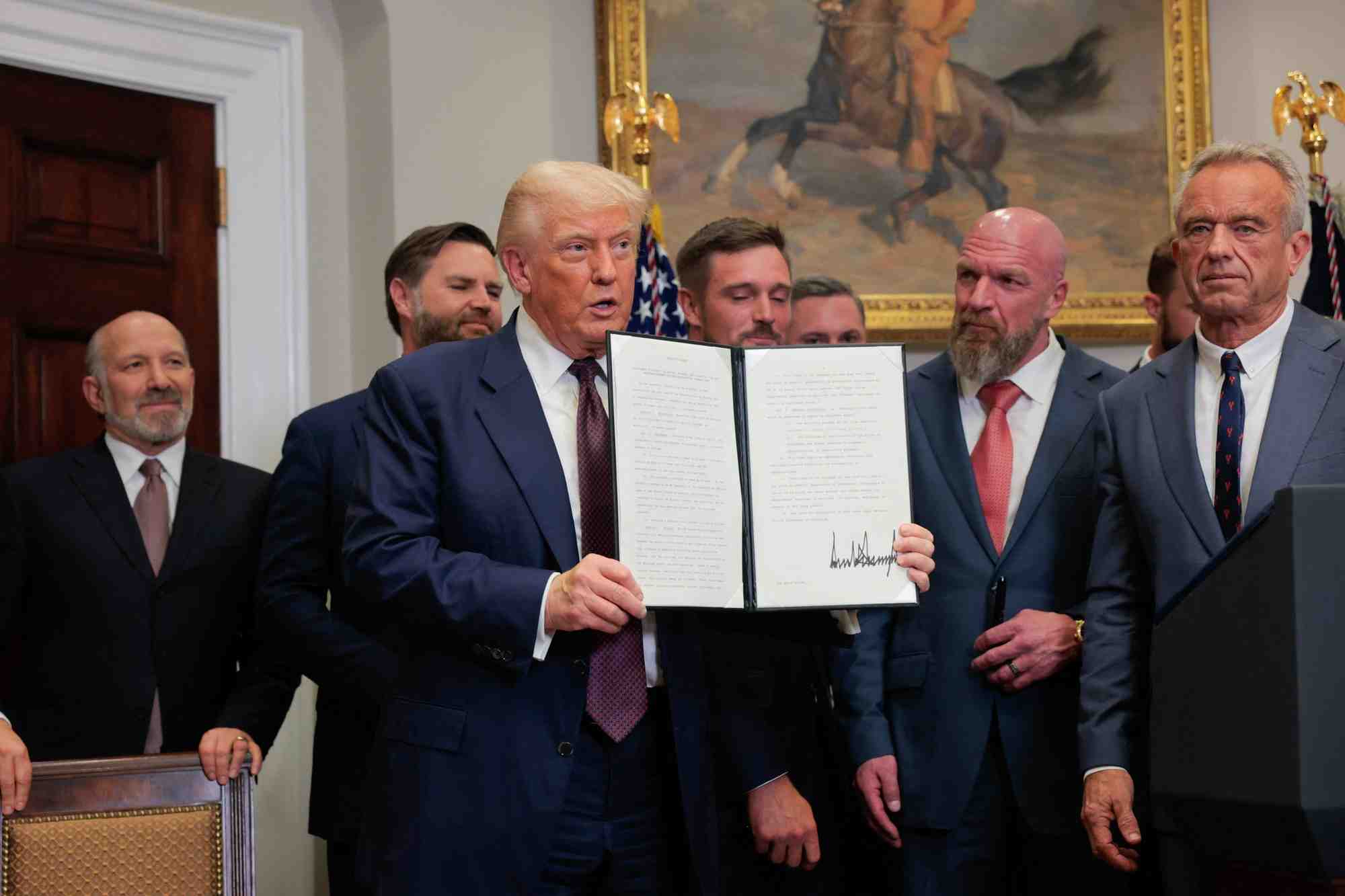 Donald Trump a signé une série de décrets afin de faire baisser le prix des médicaments Outre-Atlantique, en moyenne 2,5 fois plus cher qu'en France.