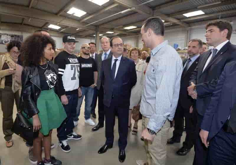 Francois hollande encourage l'entreprenariat dans les quartiers
