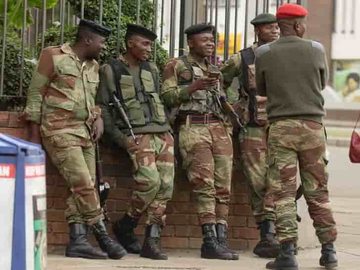 Les militaires zimbabweens rentrent dans leurs casernes