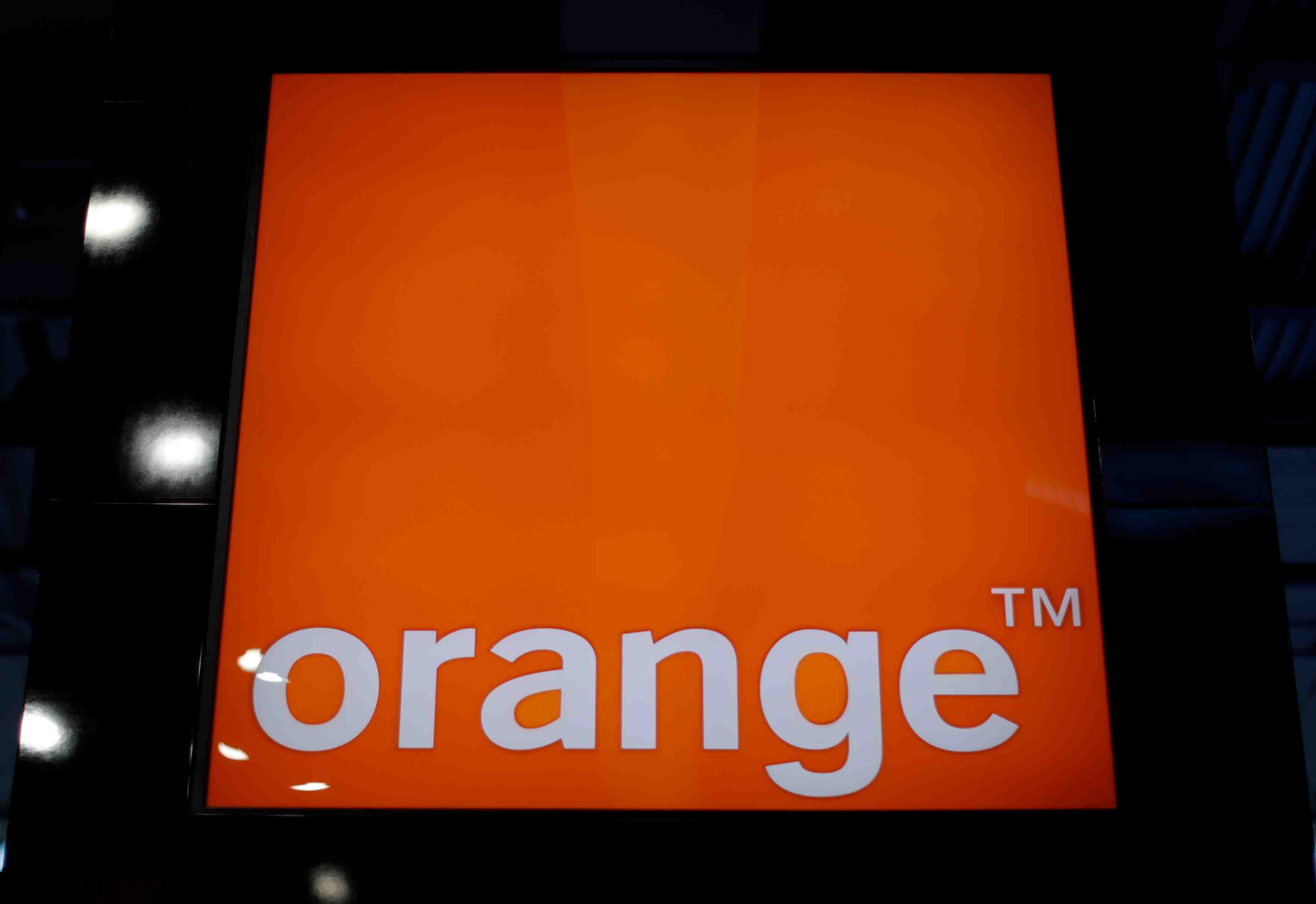 Orange: la hausse des ventes ralentit au troisieme trimestre, objectifs confirmes