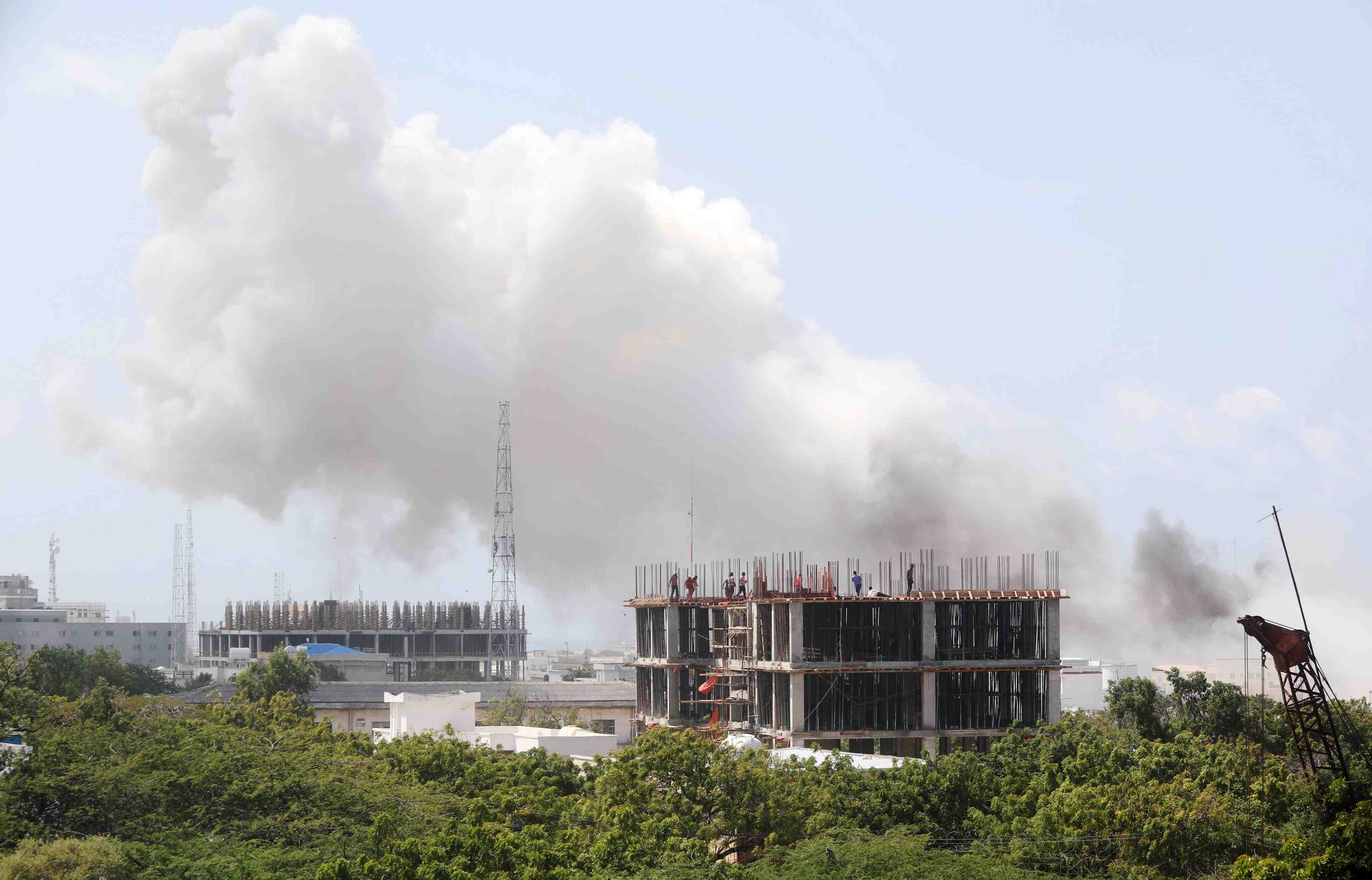 Violente explosion et fusillade a mogadiscio en somalie