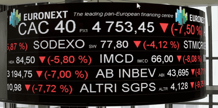 Un écran montre la chute de l’indice CAC 40 parmi d’autres valeurs au sein des bureaux d’Euronext le 9 mars 2020 en pleine crise du Covid-19.