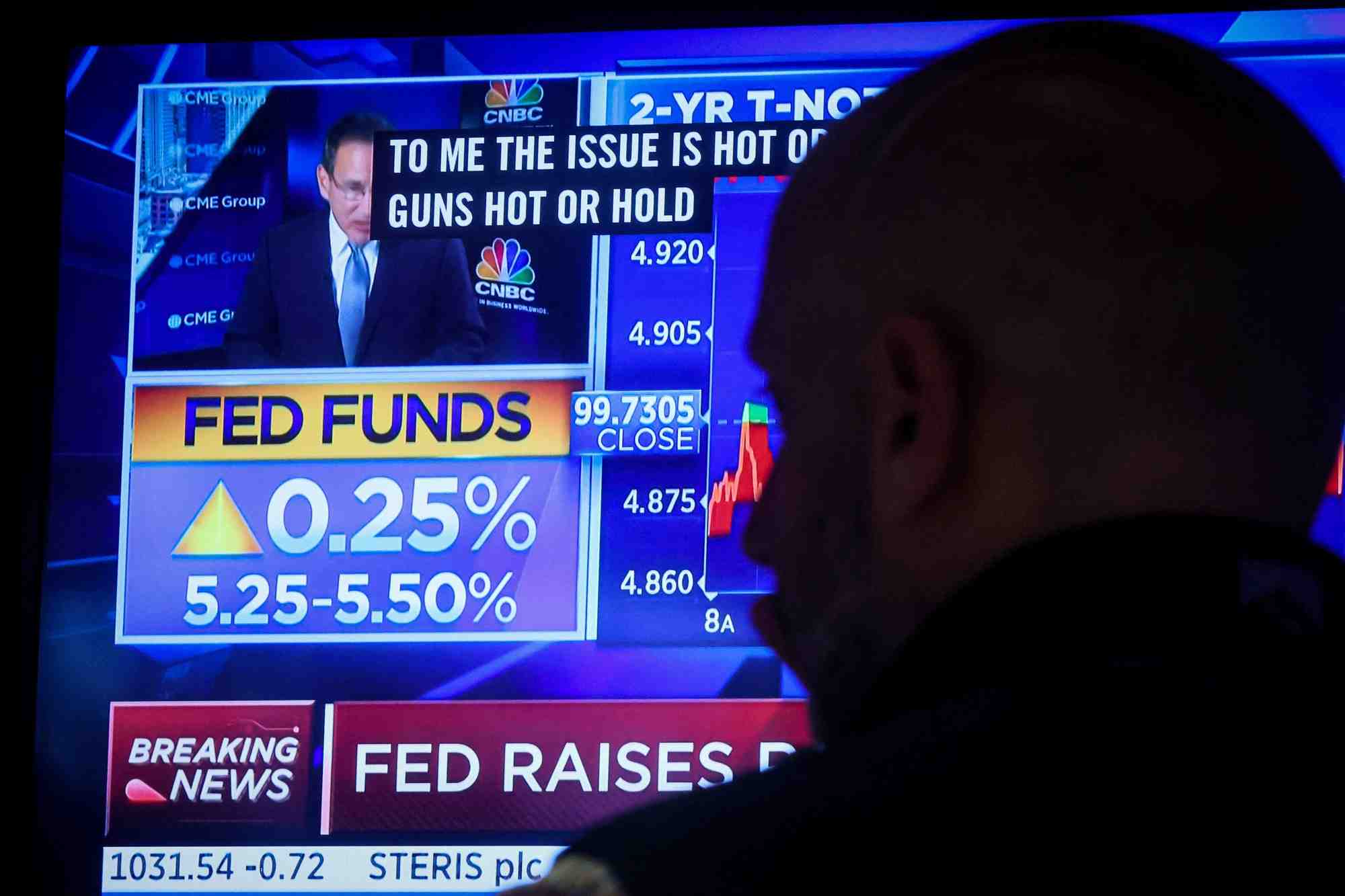 Les traders reagissent a l'annonce des taux d'interet de la fed sur le parquet de la bourse de new york.