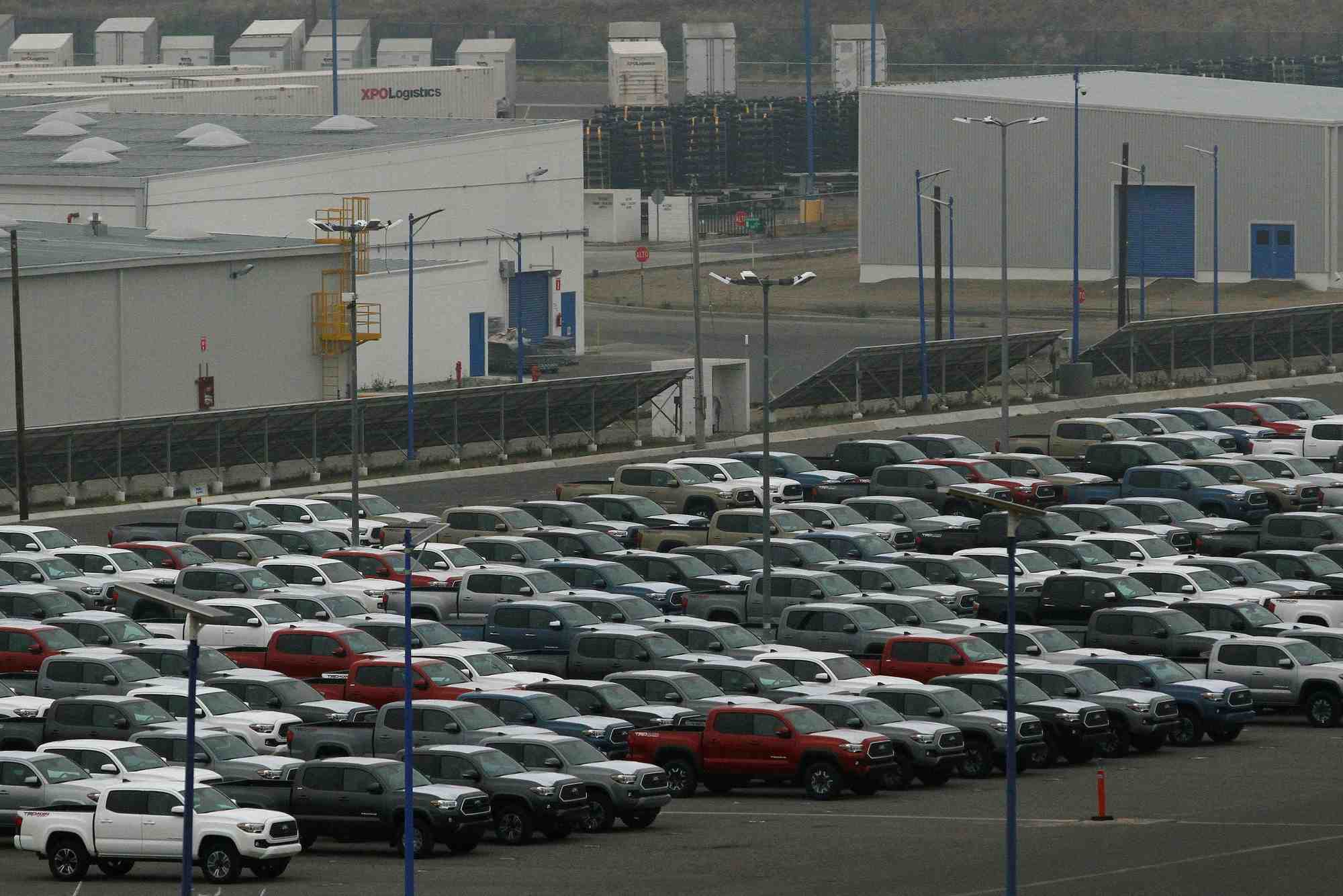 Des vehicules nouvellement assembles devant l'usine toyota motor manufacturing en basse-californie