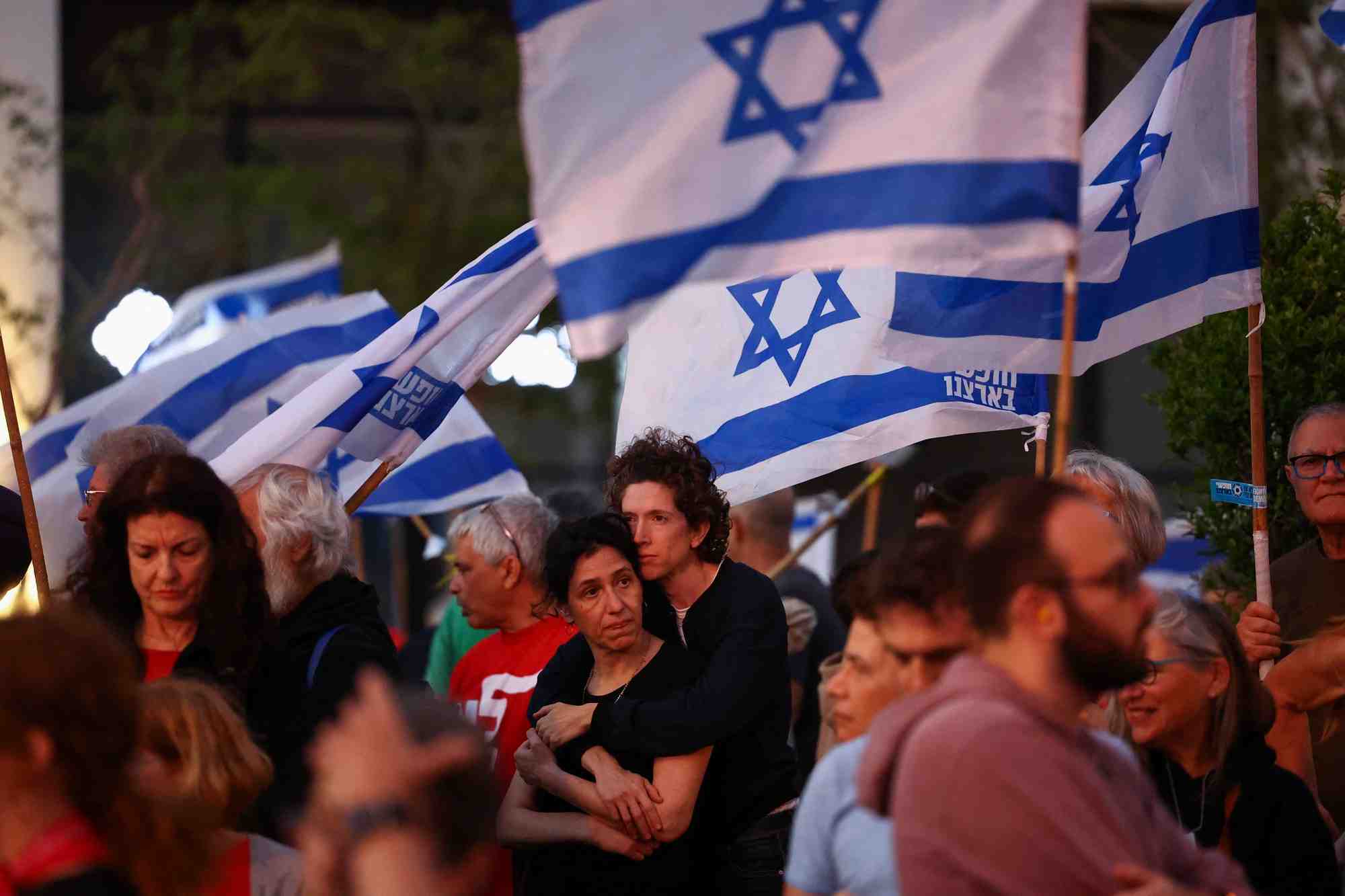 Des personnes manifestent contre le gouvernement du premier ministre israelien netanyahu et appellent a la liberation des otages, a tel aviv