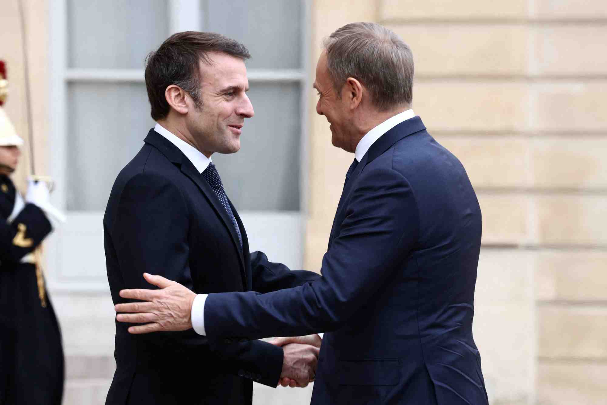 Le president francais emmanuel macron et le premier ministre polonais donald tusk a l'elysee