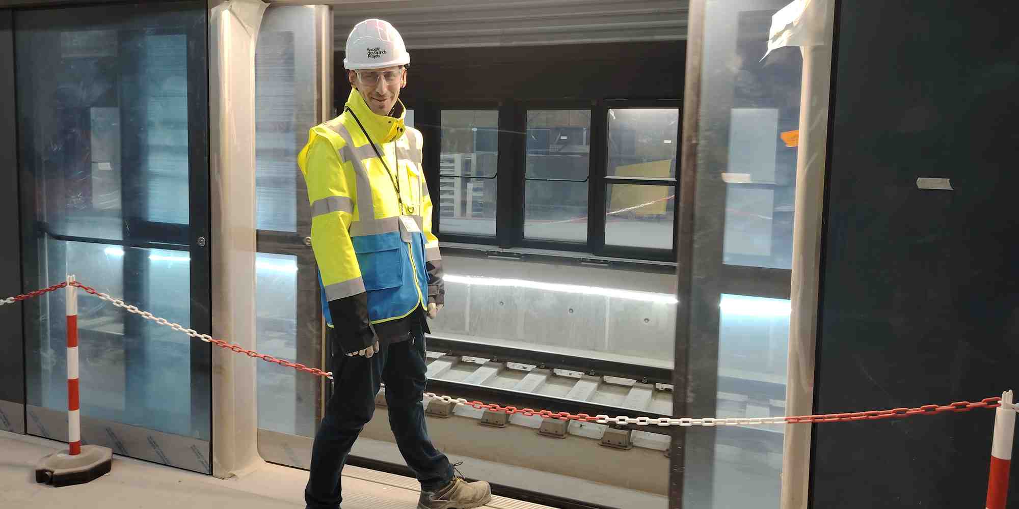 Rémi Herbert, chef de projet secteur de la gare Villiers-Champigny-Bry, met son pied en travers des façades de quai pour tester l'ouverture des portes, la sonorisation et la signalisation.