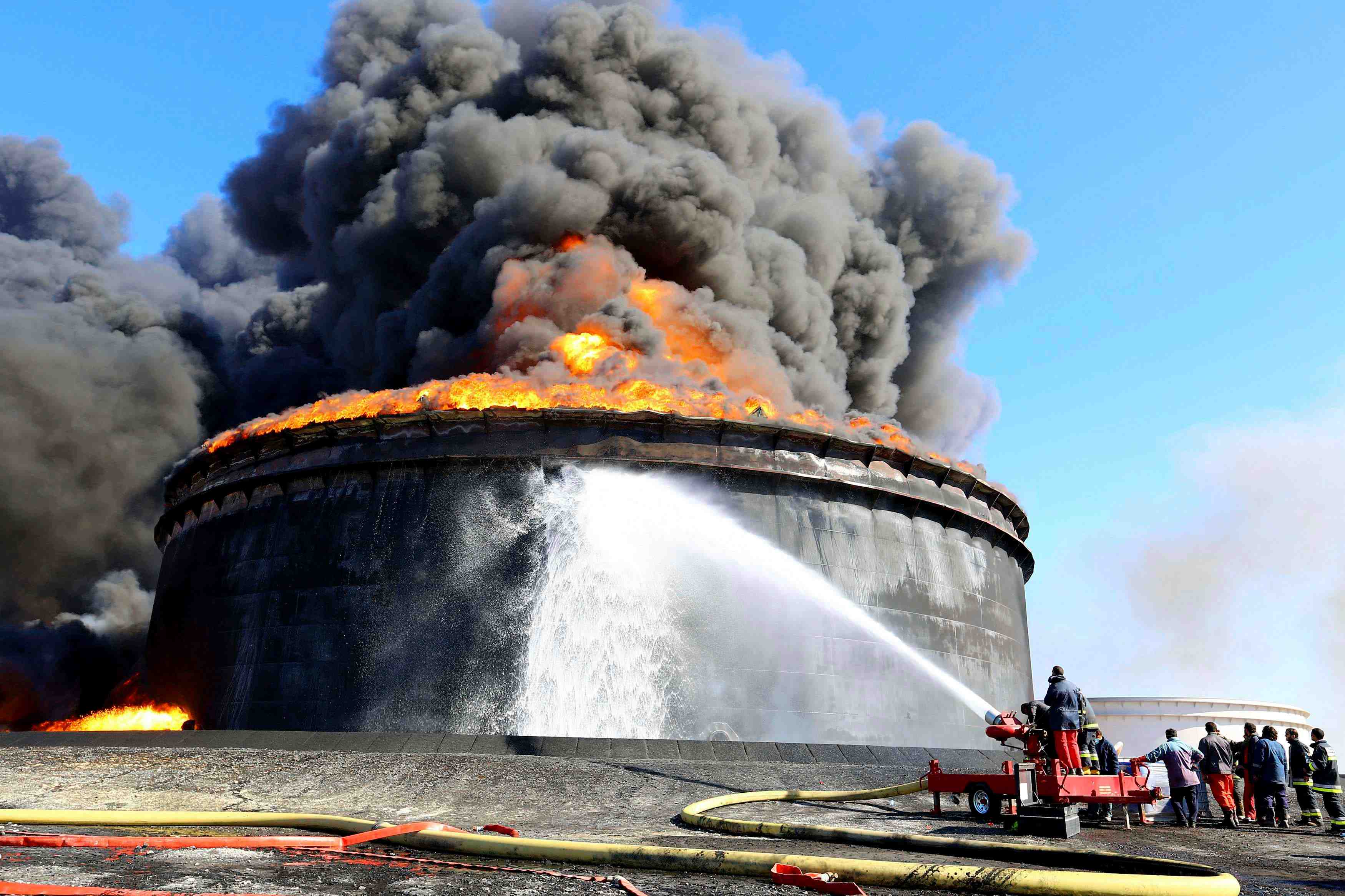 Raids aeriens en libye, combats pres d'un terminal petrolier