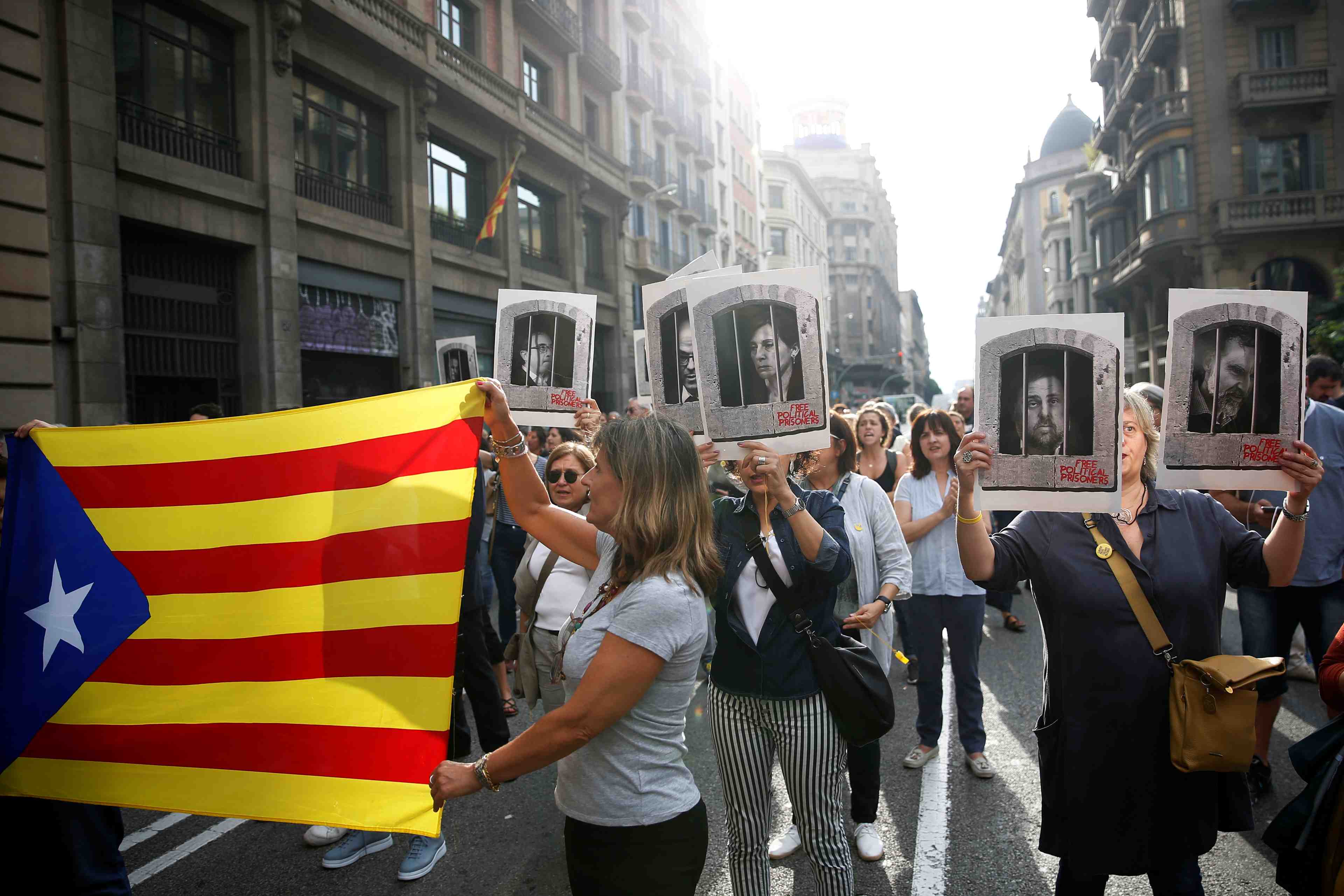 Neuf dirigeants catalans condamnes a des peines de prison