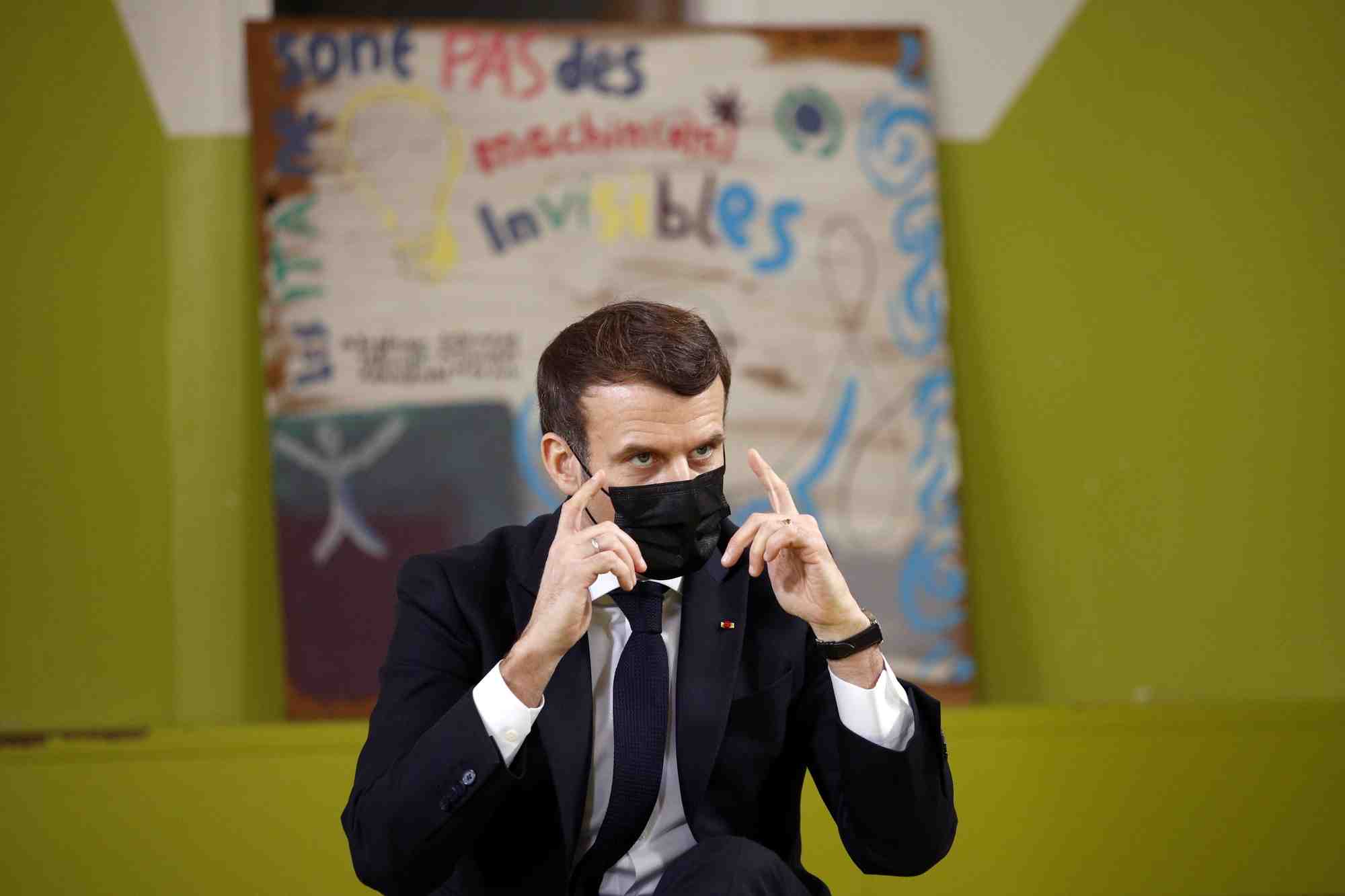 Pas de retour a la normale au deuxieme semestre, dit macron aux etudiants