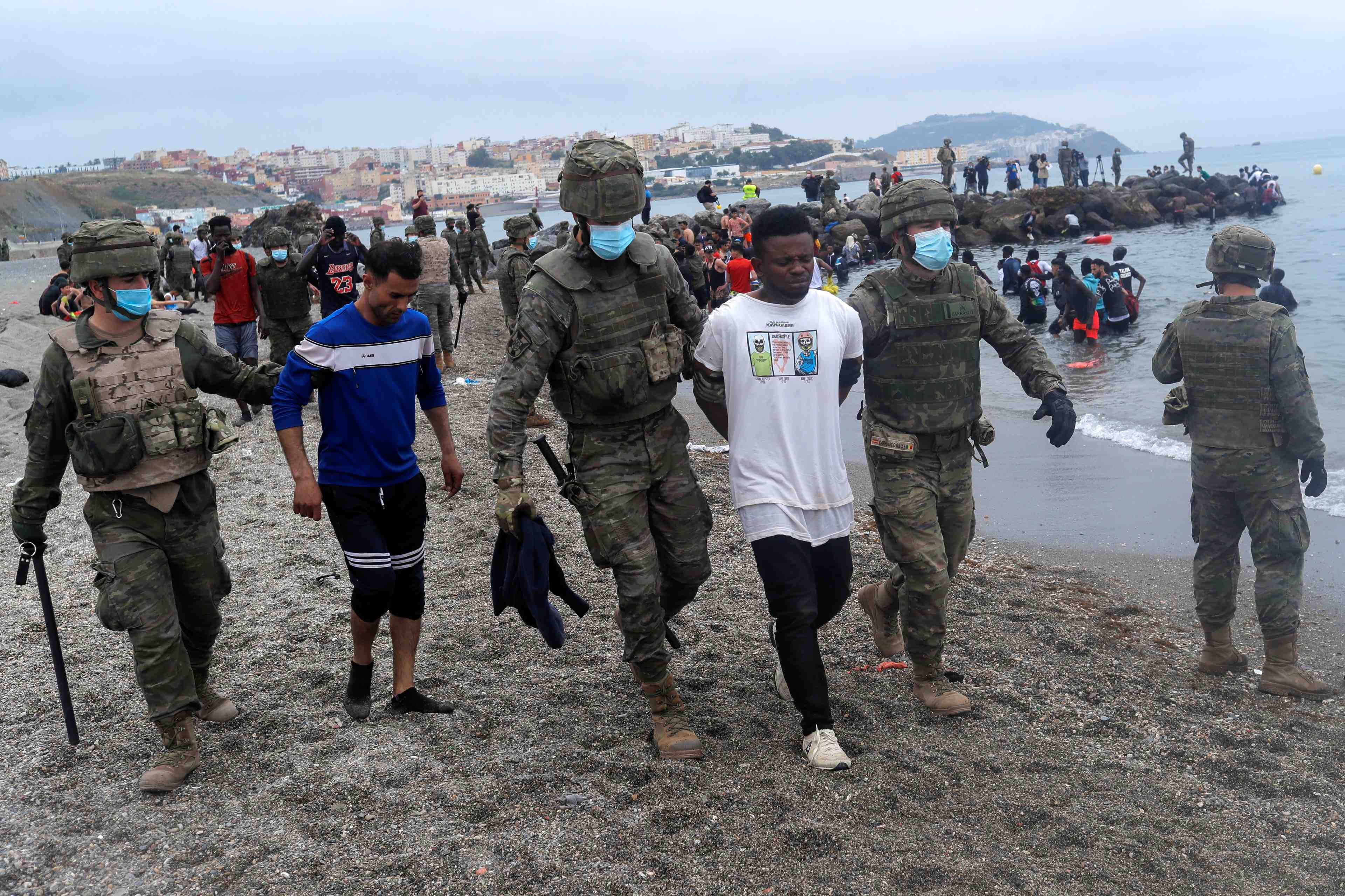 L'espagne renvoie 2700 migrants au maroc et deploie l'armee a ceuta