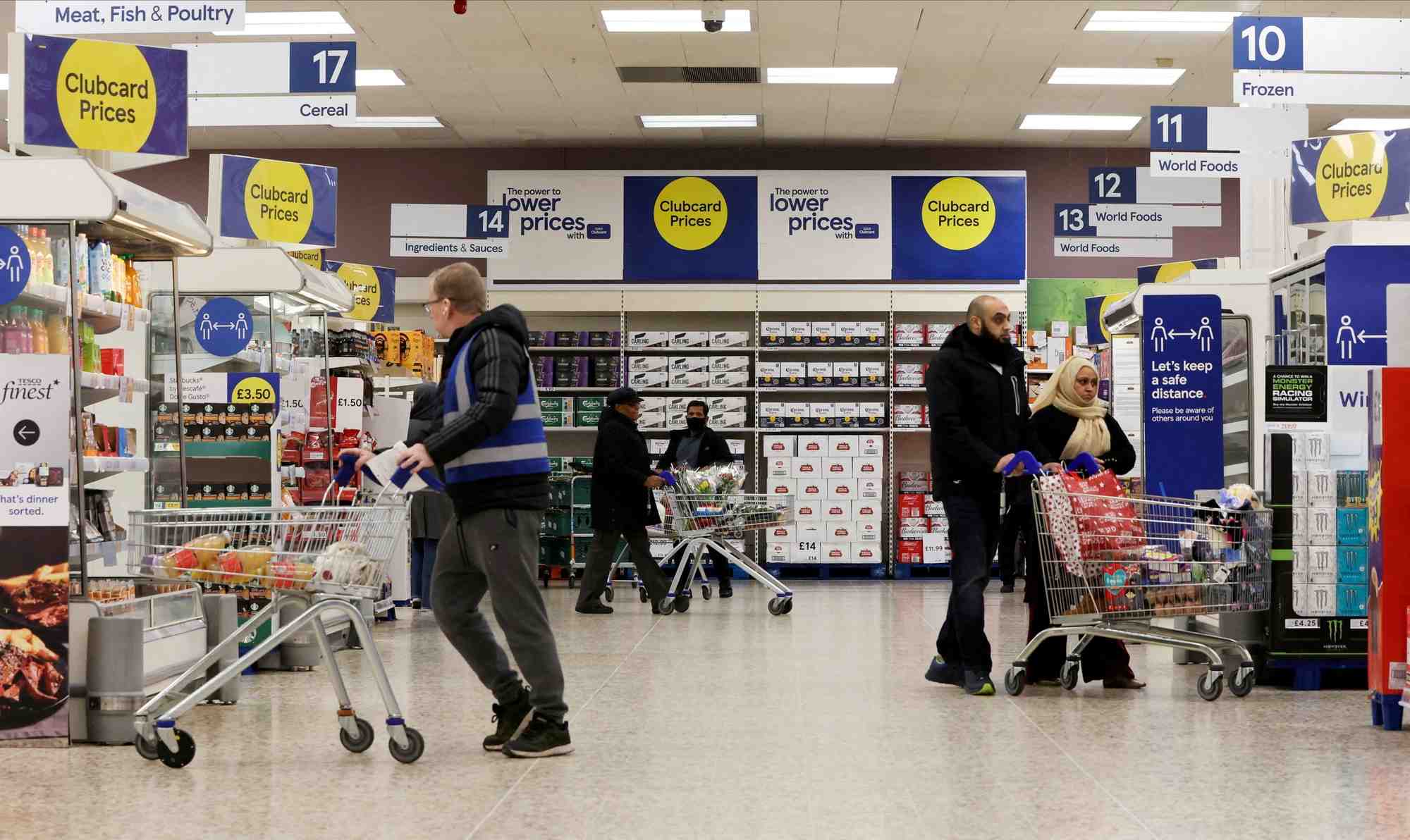 Photo d'archives de clients dans un supermarche tesco extra a londres