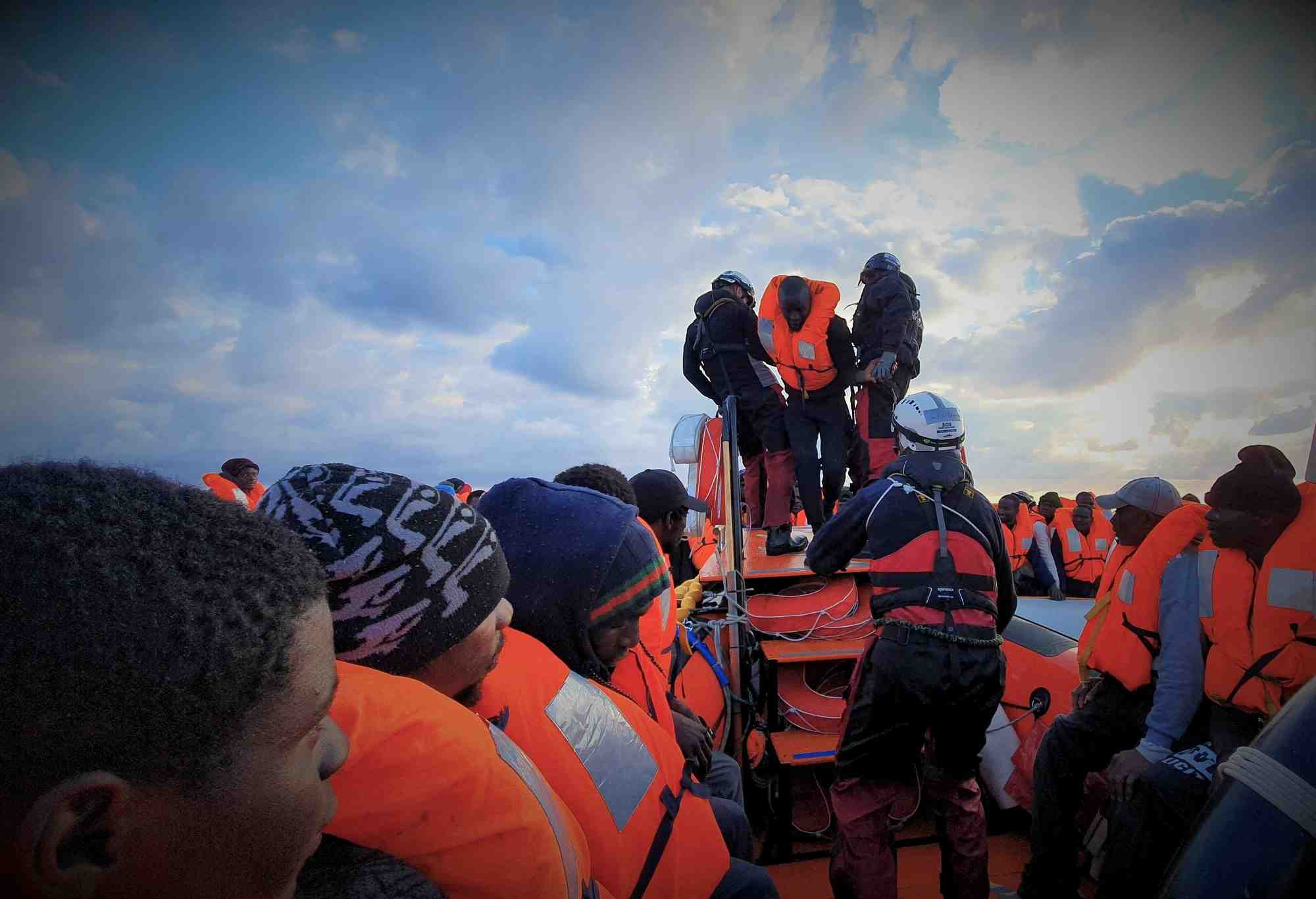 Photo d'archives : une operation de sauvetage par le navire ocean viking gere par msf-sos mediterranee, au large des cotes libyennes en mer mediterranee