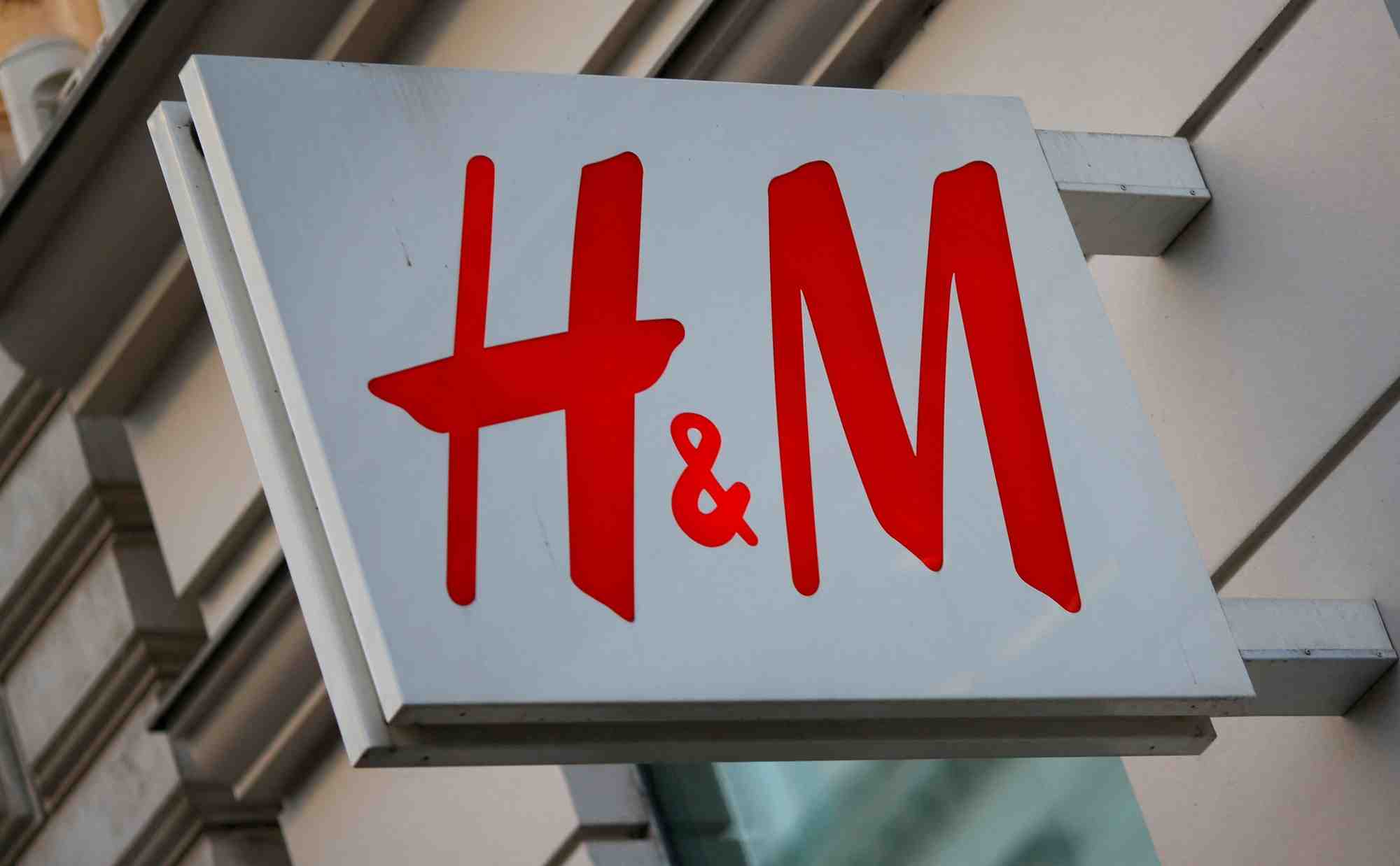 Le logo d'h&m a l'exterieur d'un magasin a vienne