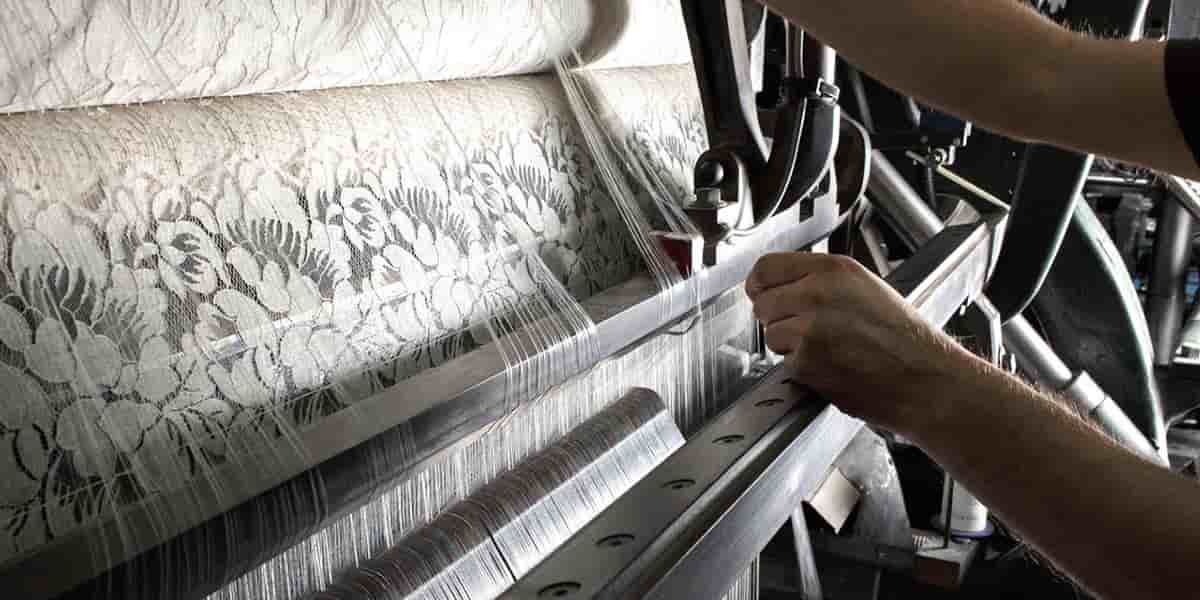 La maison Jean Bracq fabrique depuis 1889 de la dentelle sur des métiers à tisser d’époque.