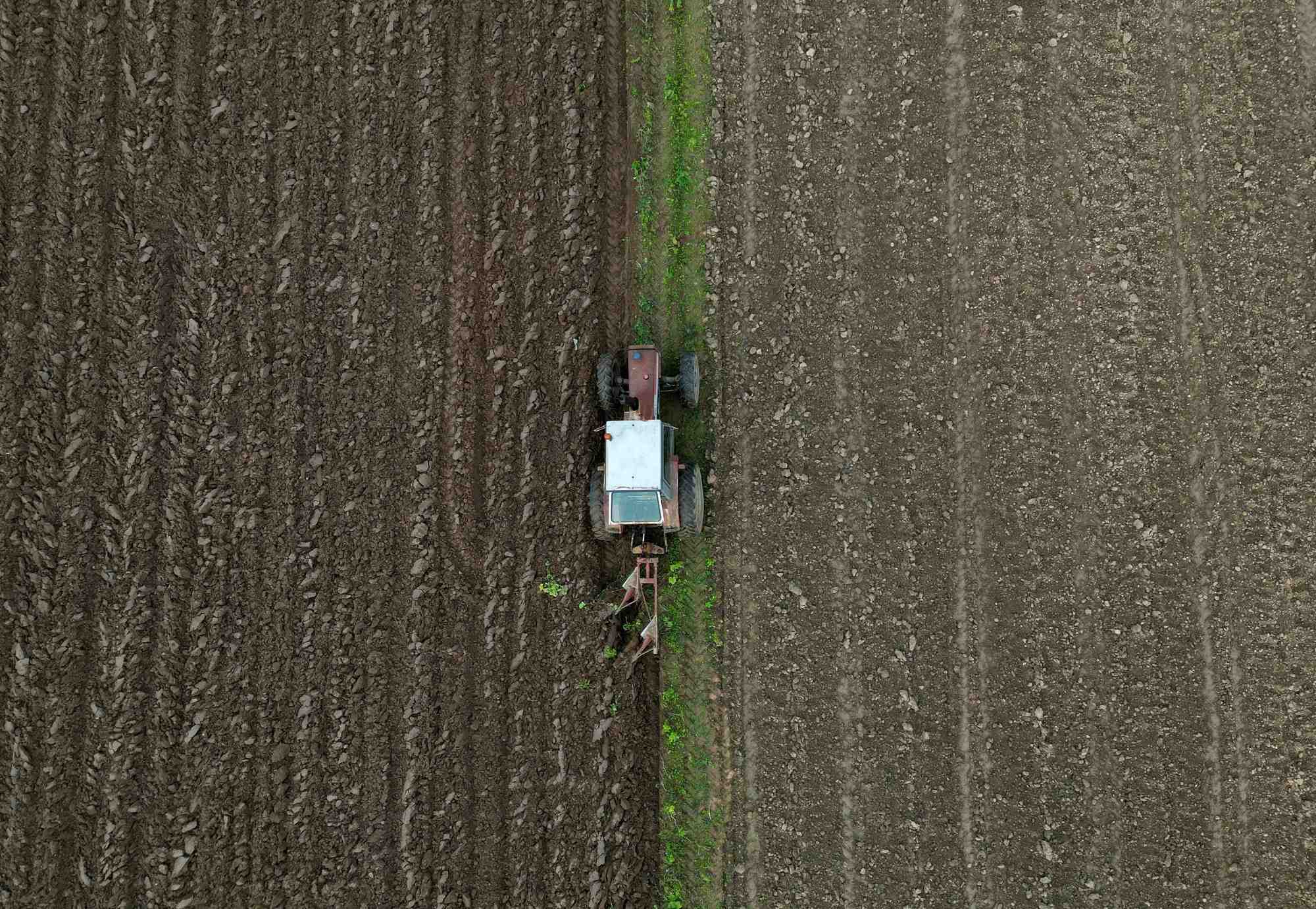 Un agriculteur dans son tracteur dans les environs d'agen
