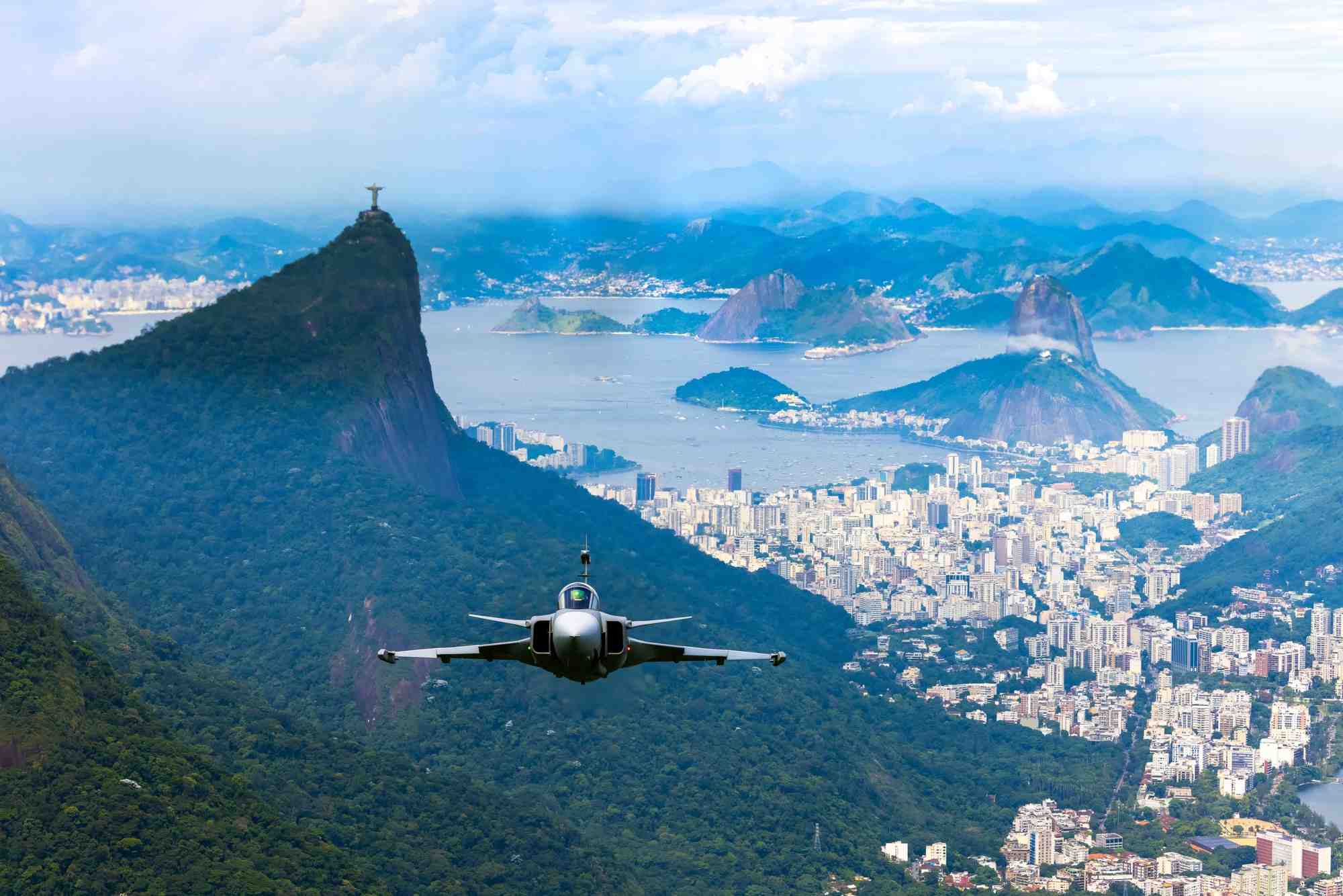 Le Gripen brésilien vole au-dessus de Rio