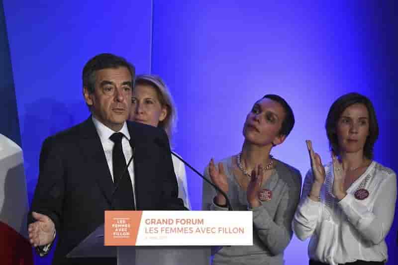 Fillon abandonne la hausse du taux intermediaire de la tva