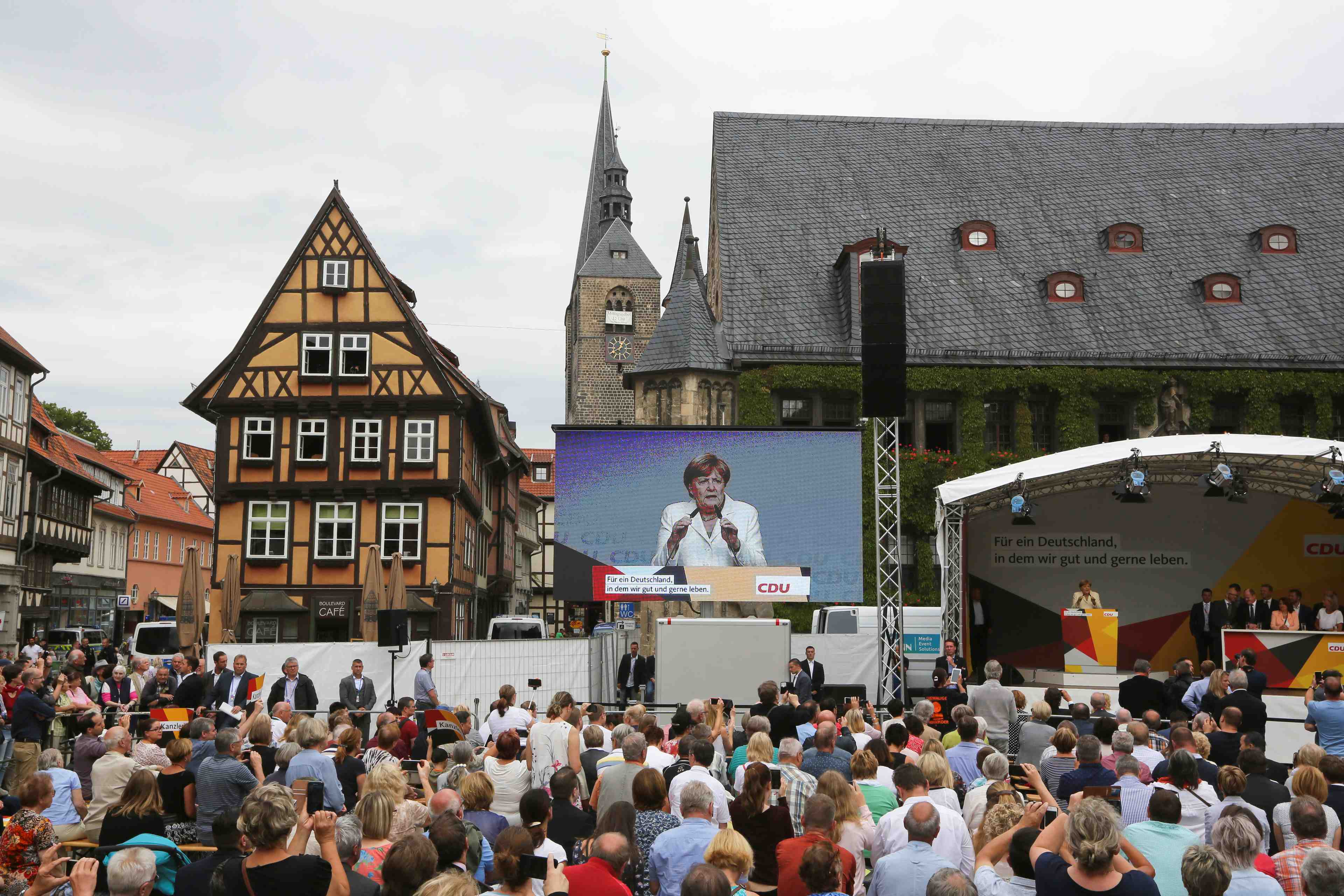 Meeting electoral agite pour merkel dans l'est de l'allemagne