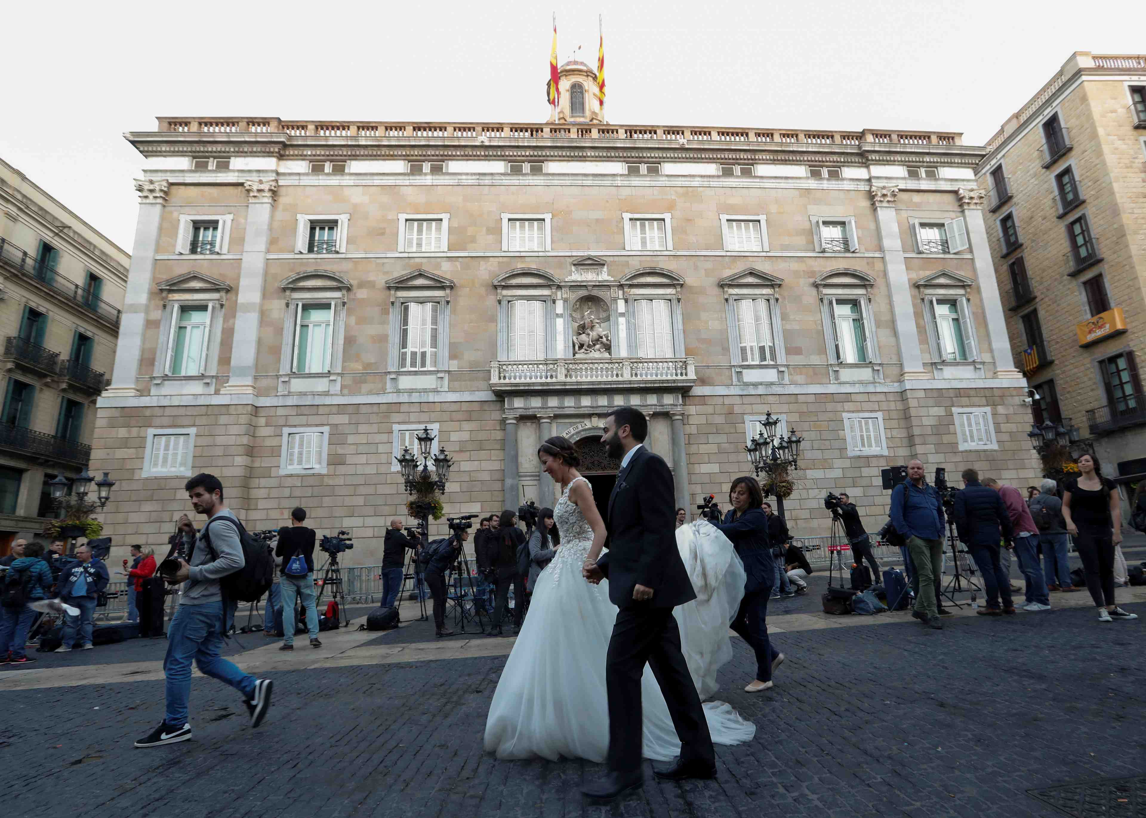 La catalogne passe sa premiere journee sous tutelle de madrid